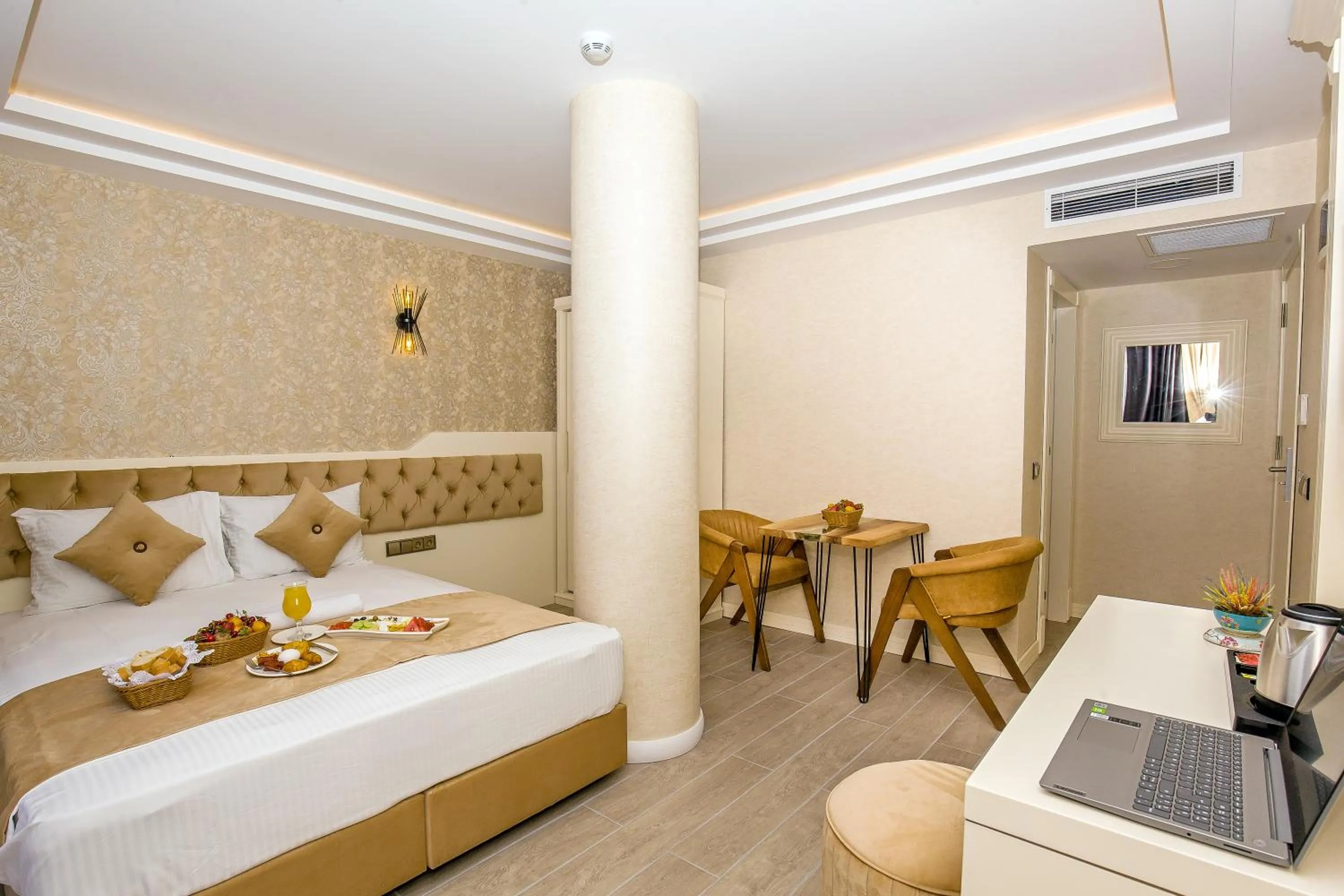 Photo of the whole room, Bed in The Lea Hotel