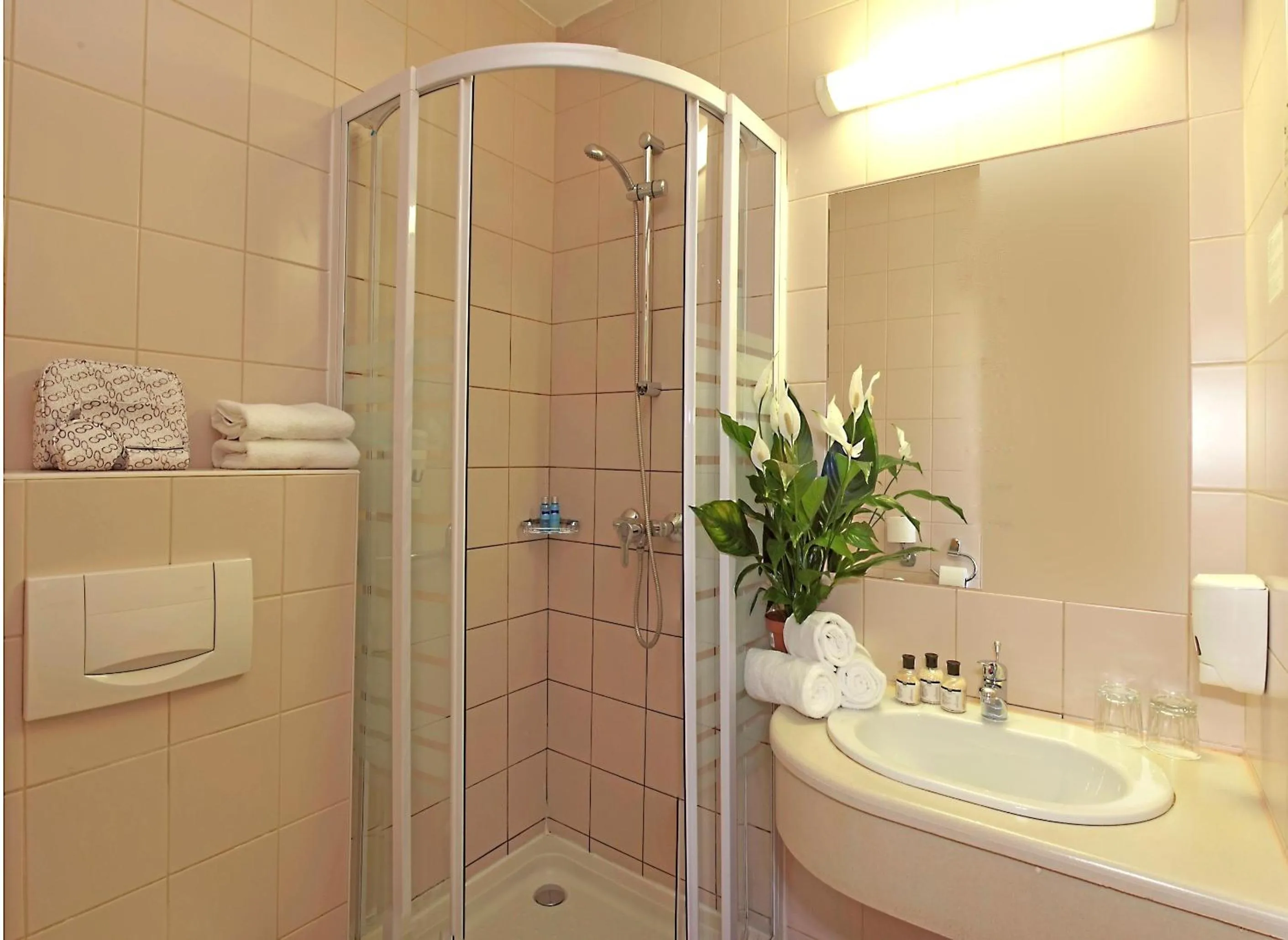 Shower in Pilvax Hotel Budapest