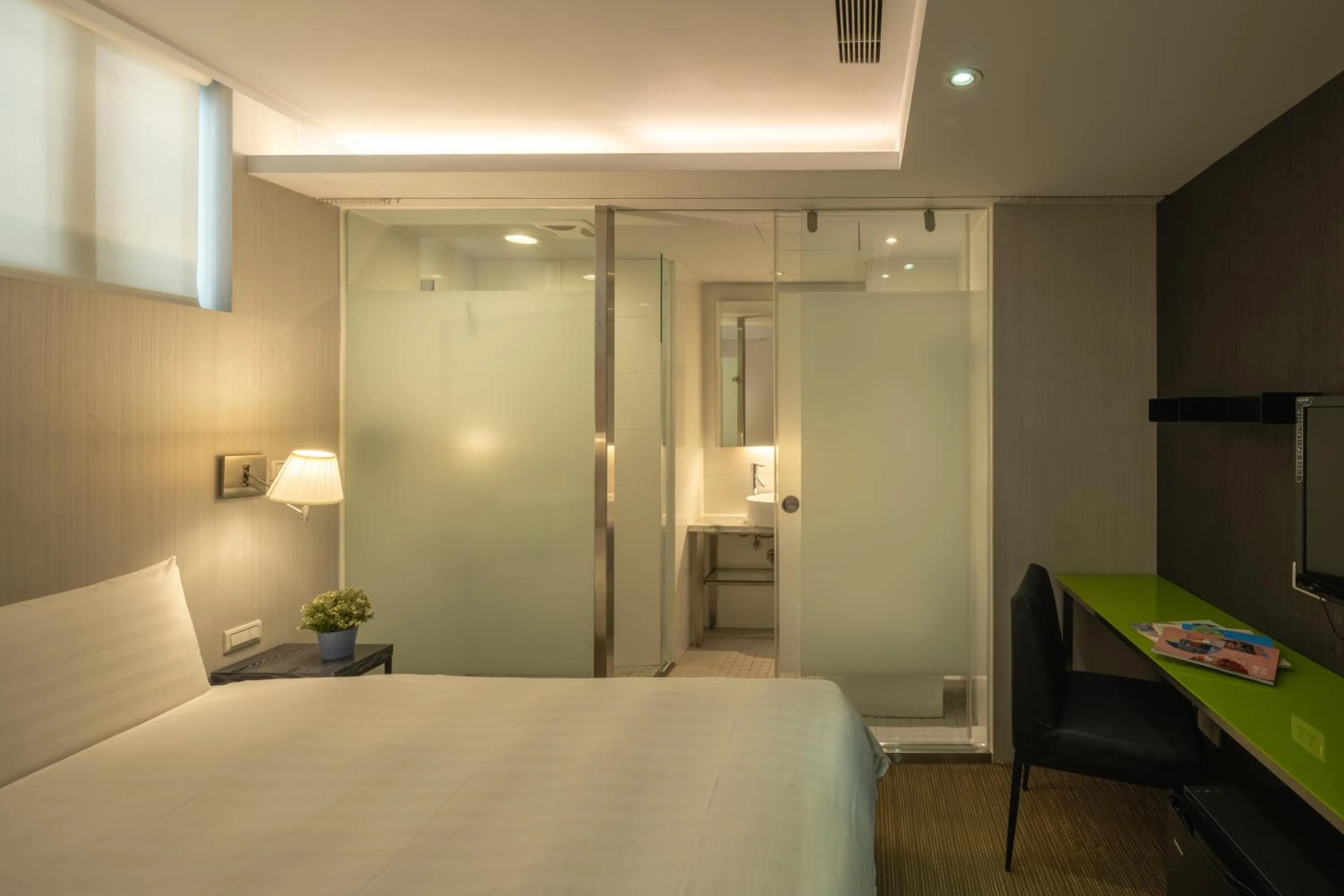 Bathroom, Bed in Finders Hotel-Fu Qian