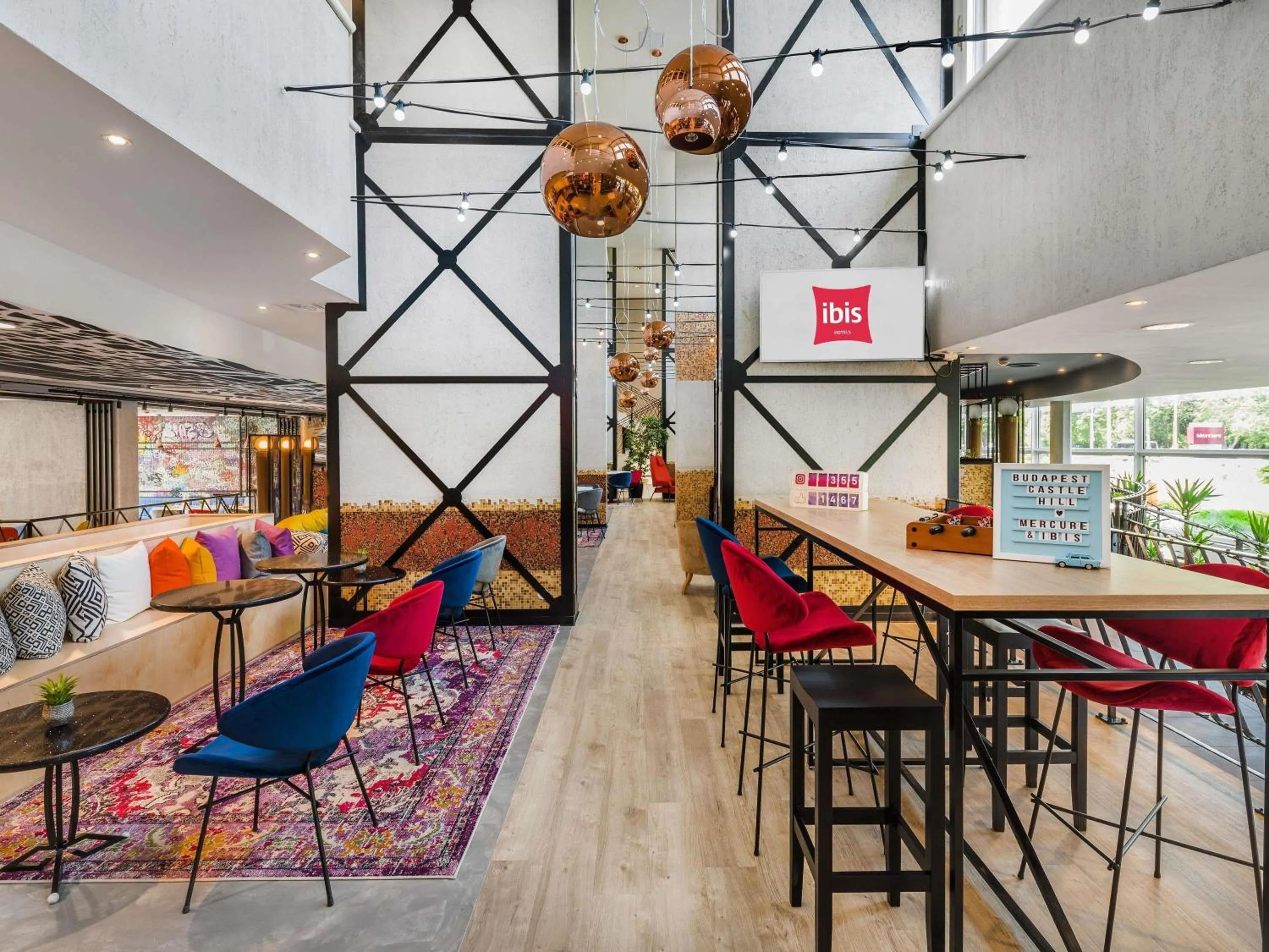 Lounge or bar in Mercure Budapest Castle Hill