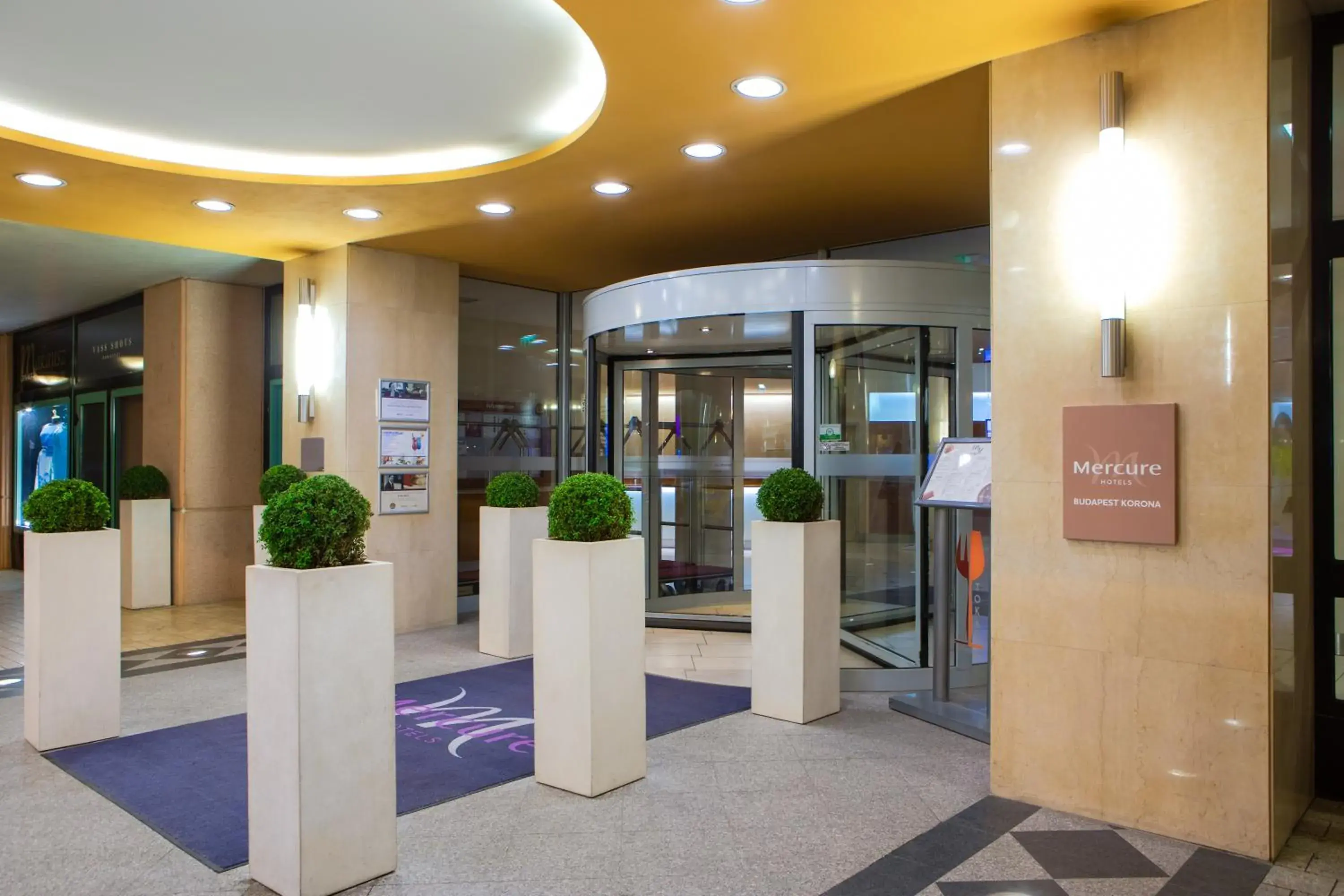 Facade/entrance in Mercure Budapest Korona Facade/entrance in Mercure Budapest Korona