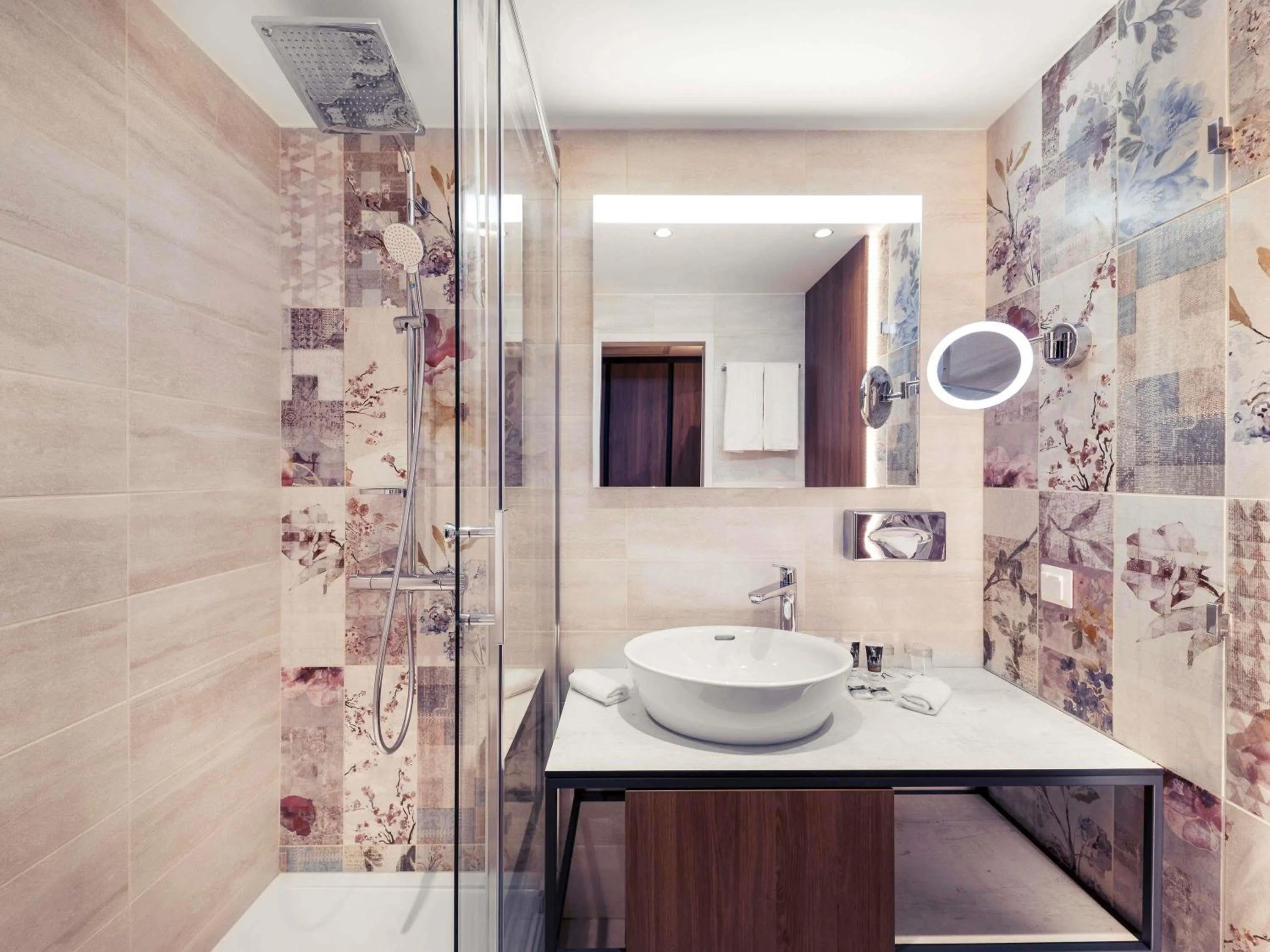 Bedroom in Mercure Budapest Korona