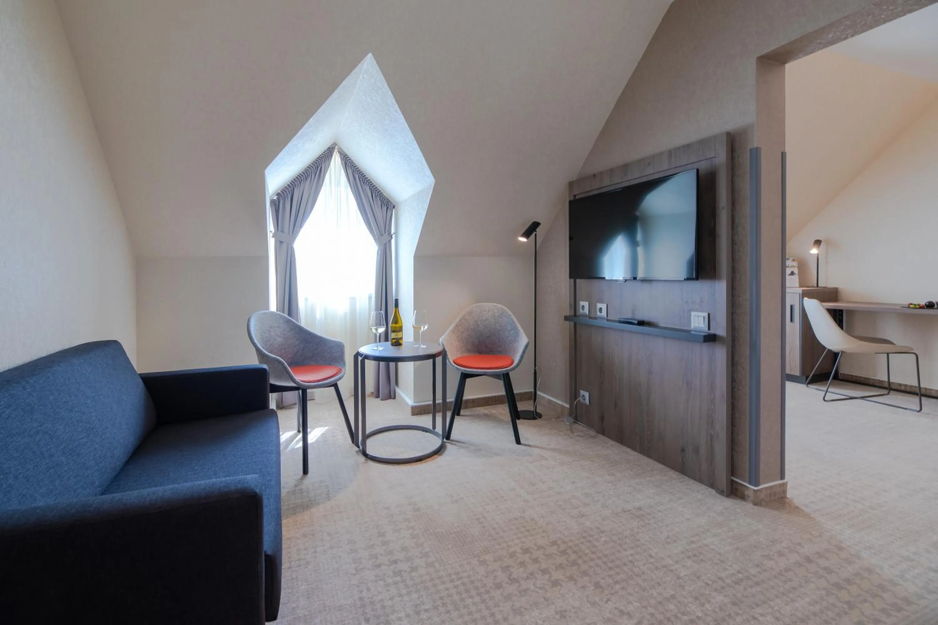 Living room in Mercure Budapest Korona