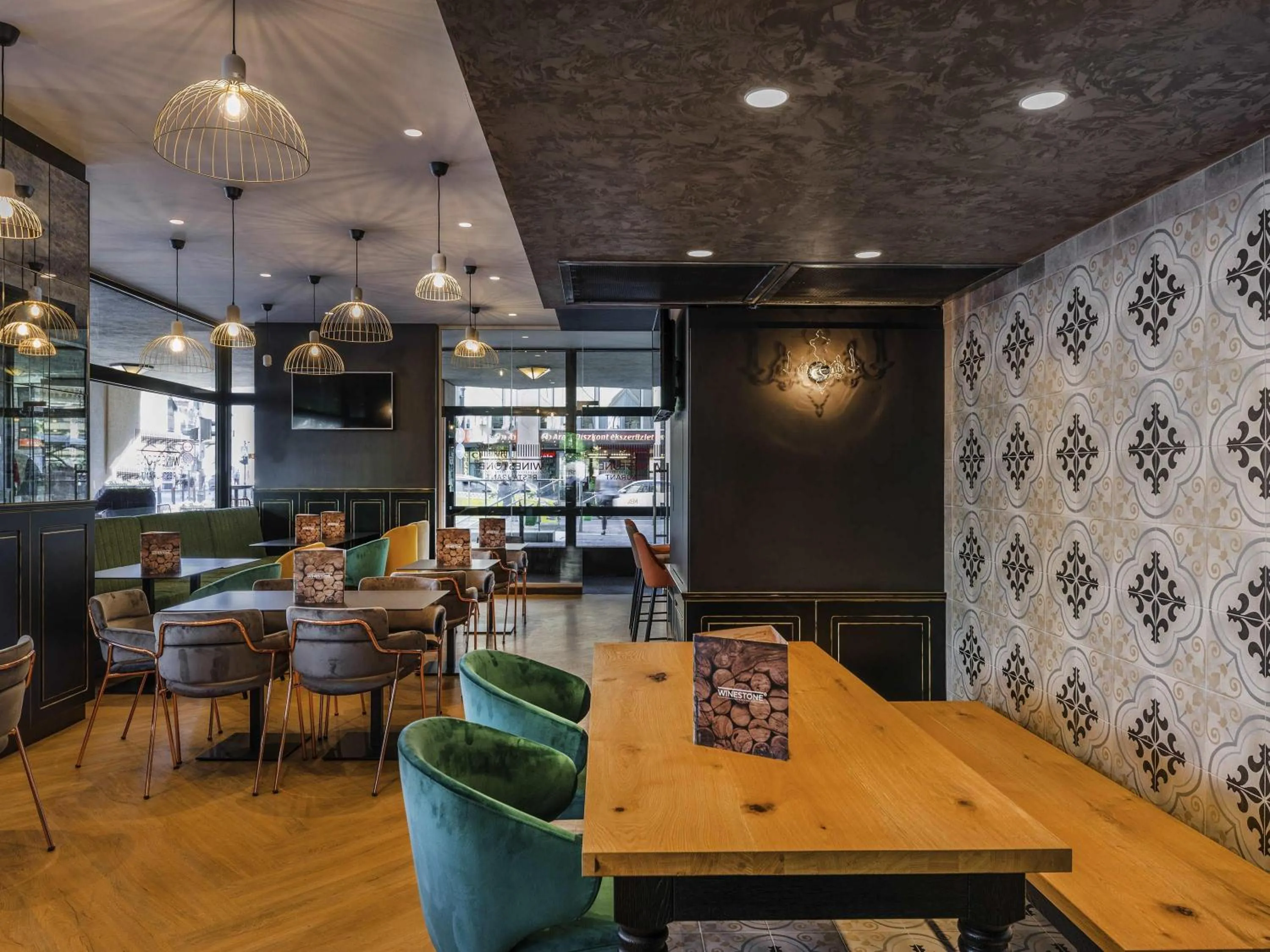 Restaurant/places to eat in Mercure Budapest Korona