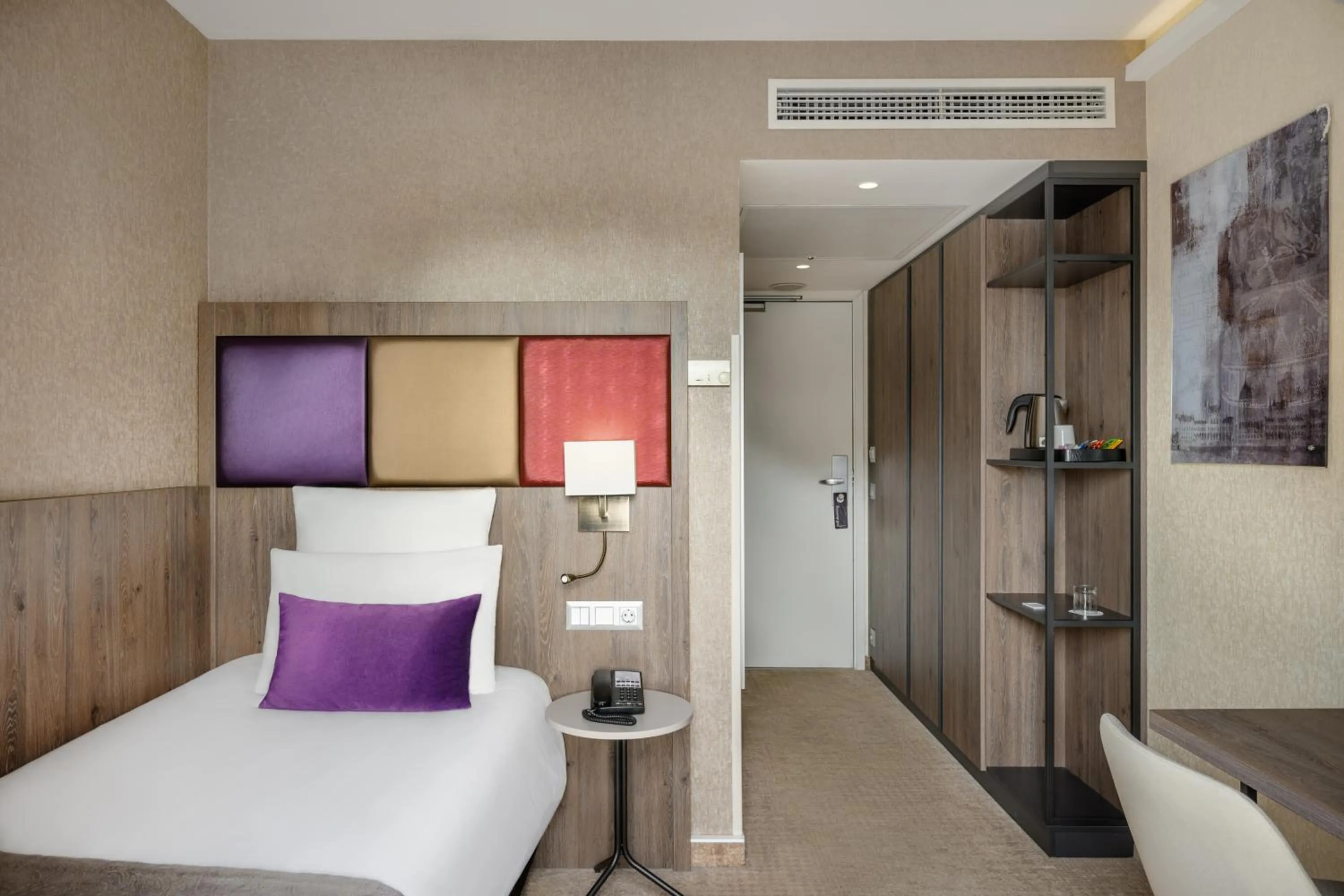 Bed in Mercure Budapest Korona