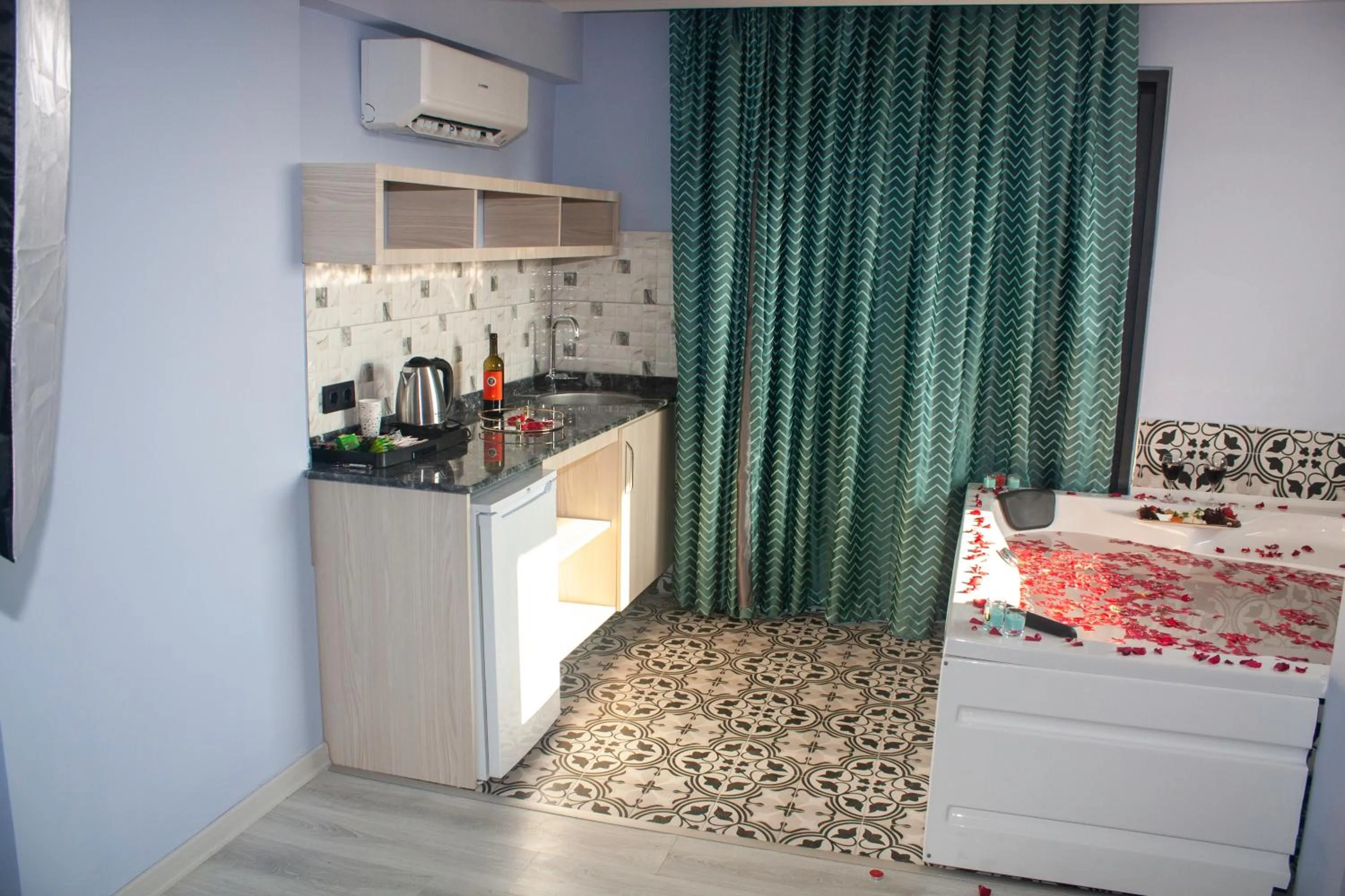 Kitchen or kitchenette, Bed in Livaneli Boutique Otel
