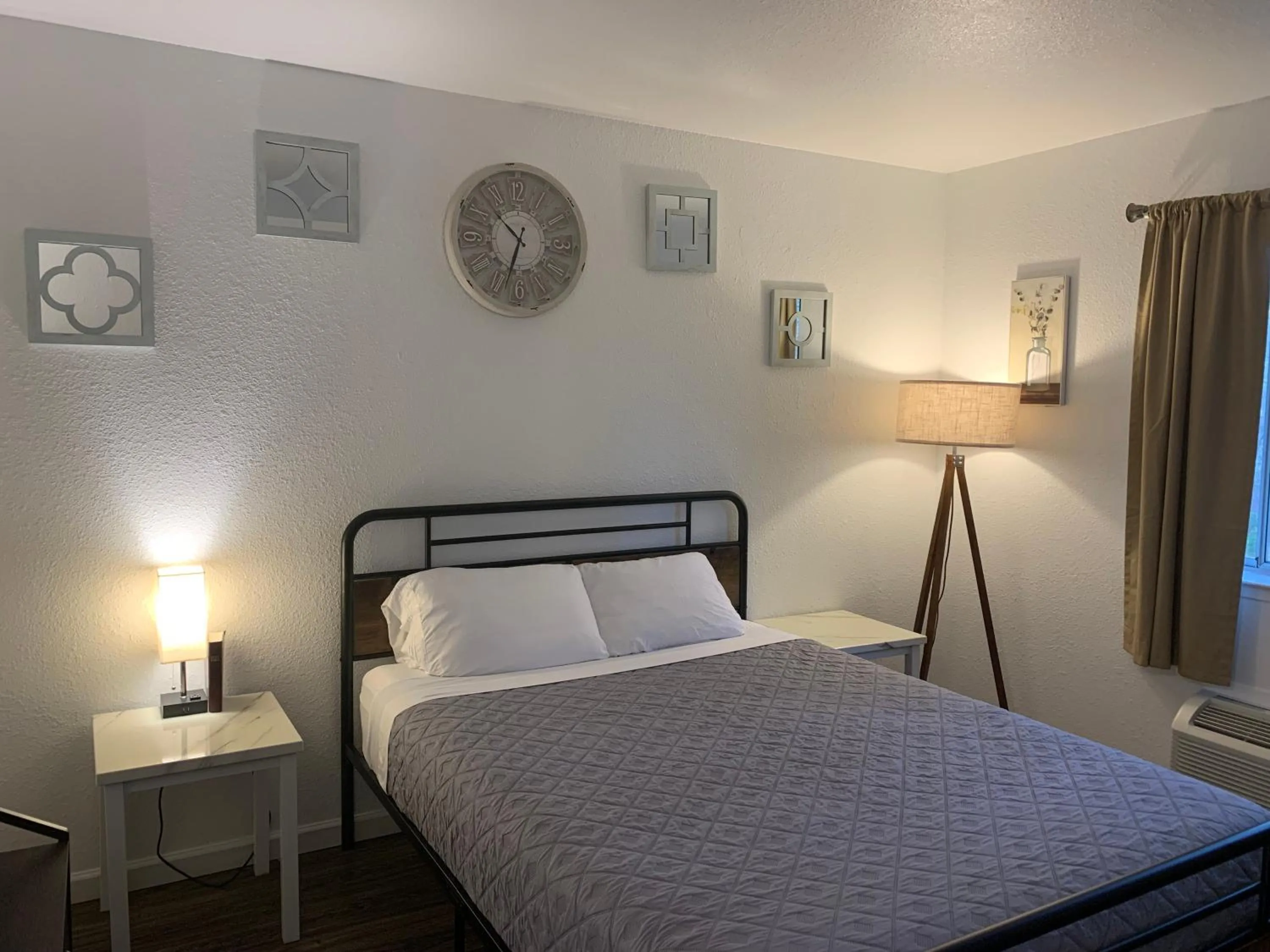 Bedroom in Brownsville Motel