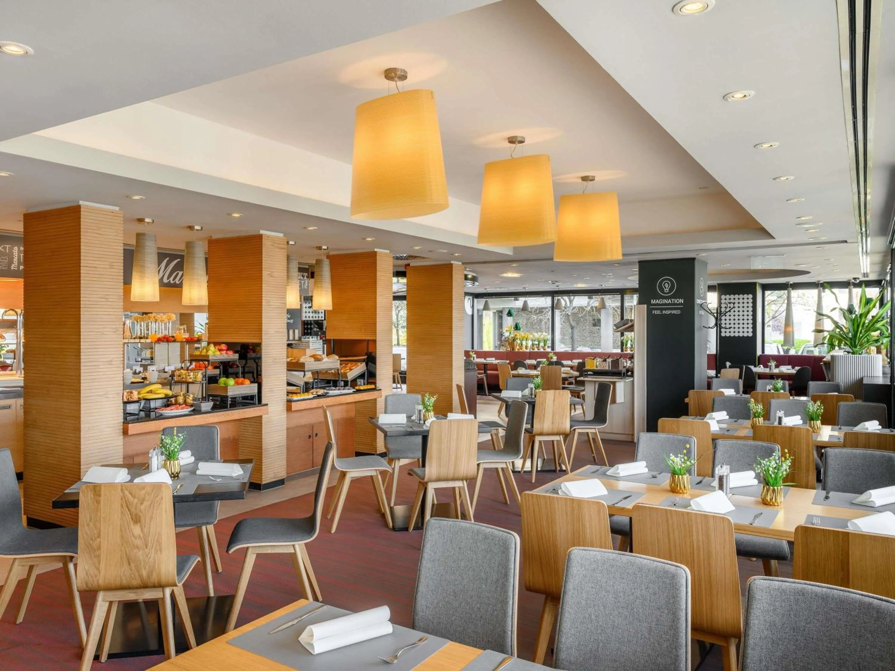 Restaurant/places to eat in Novotel Budapest Danube