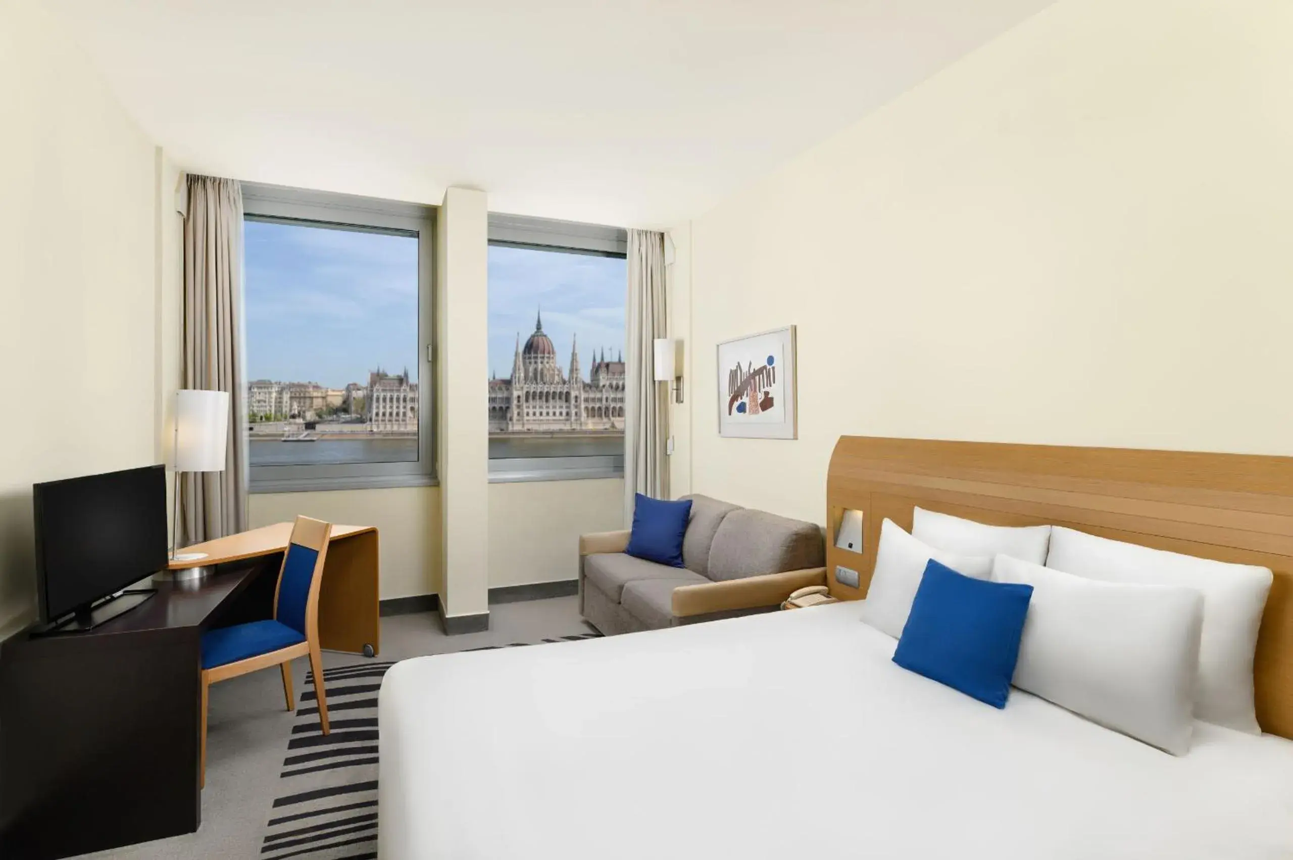 Executive room with view to the Parliament in Novotel Budapest Danube Executive room with view to the Parliament in Novotel Budapest Danube