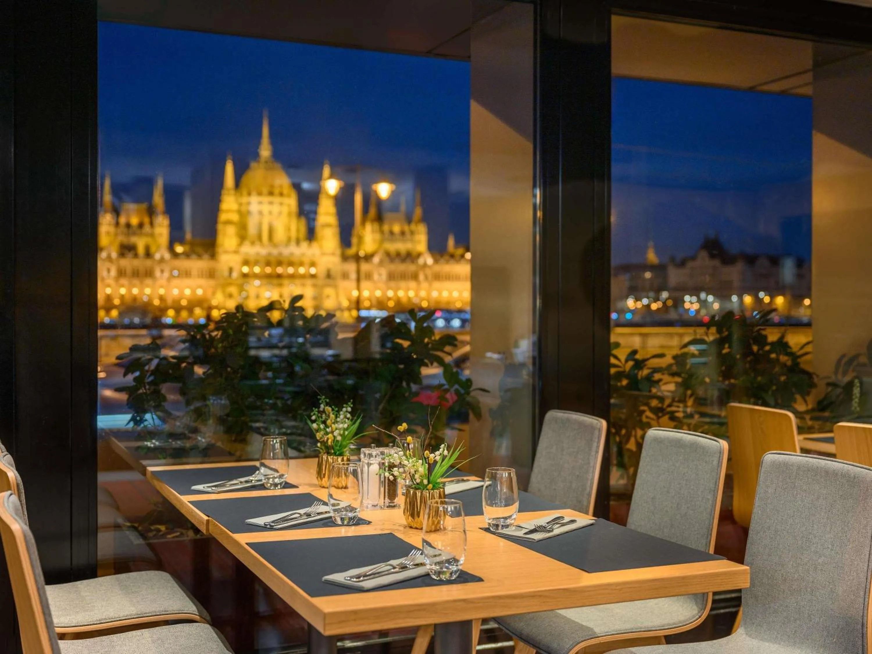 Restaurant/places to eat in Novotel Budapest Danube