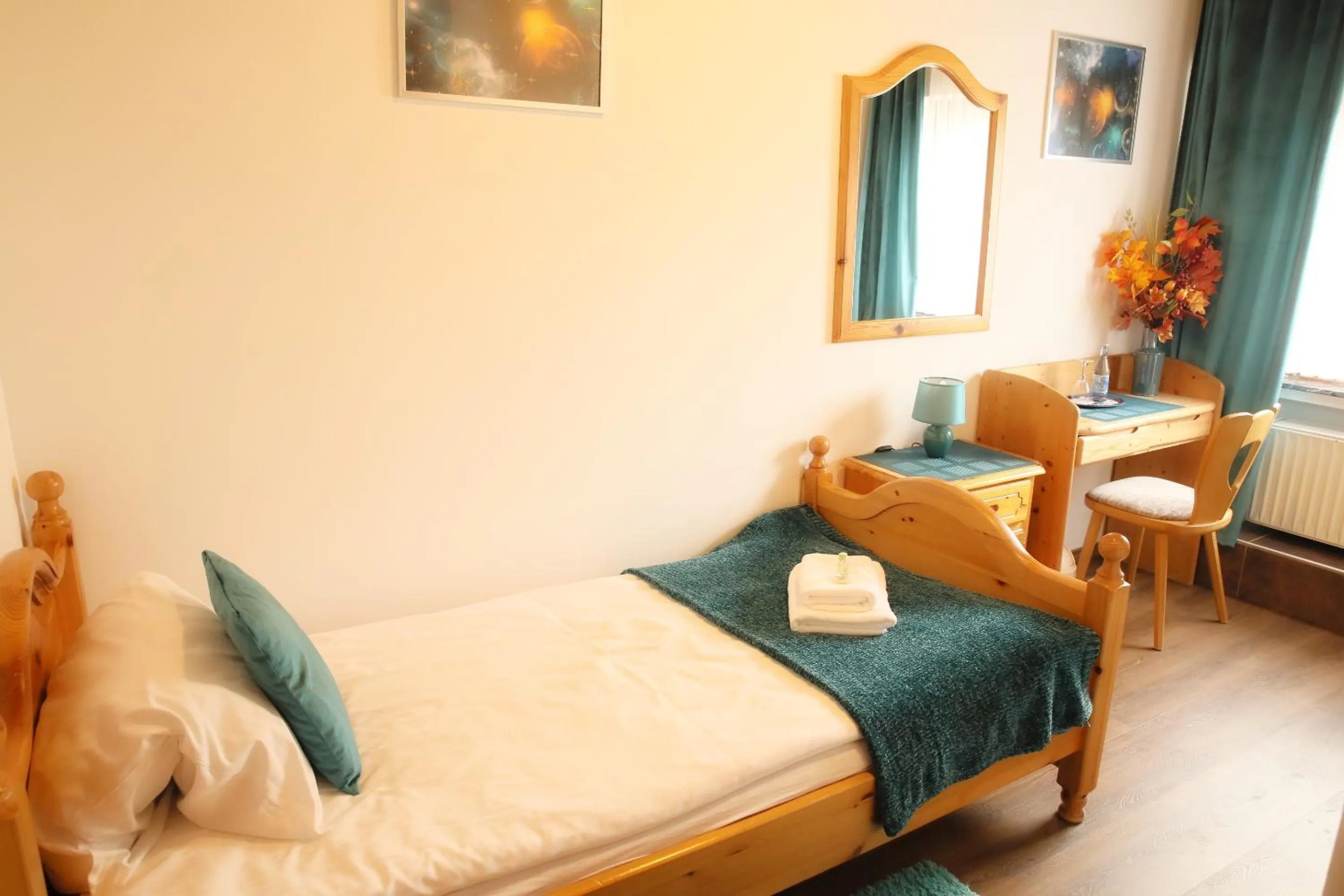 Bedroom, Bed in Zum Burgkeller