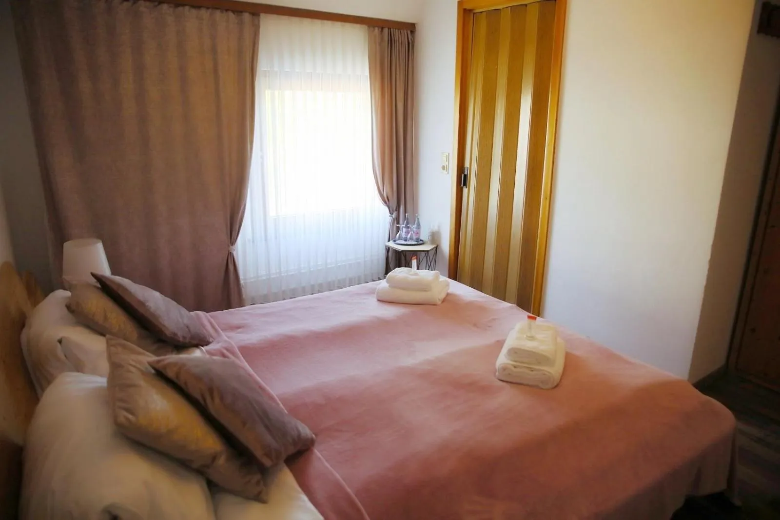 Bedroom, Bed in Zum Burgkeller