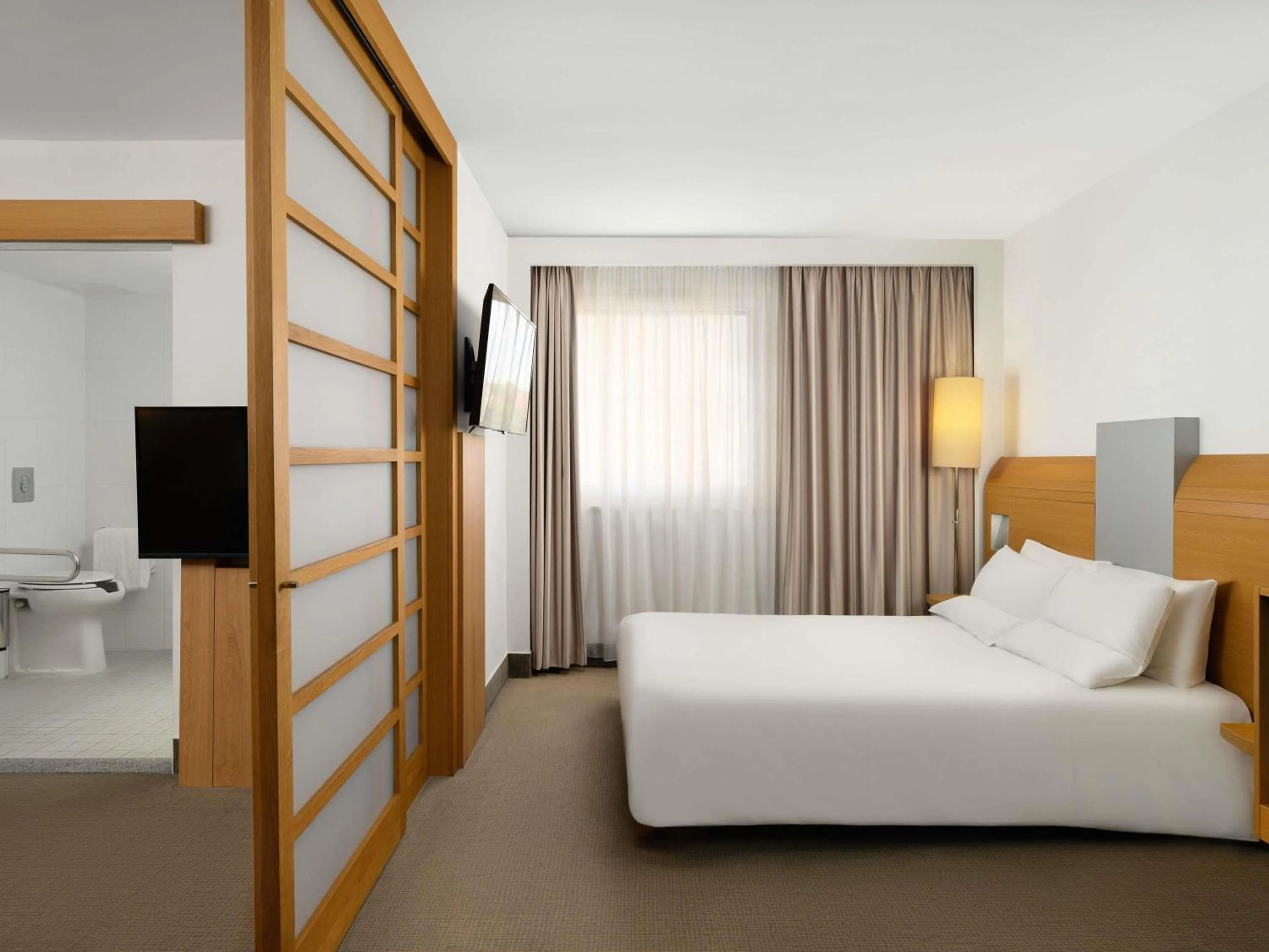 Bedroom, Bed in Novotel Budapest City