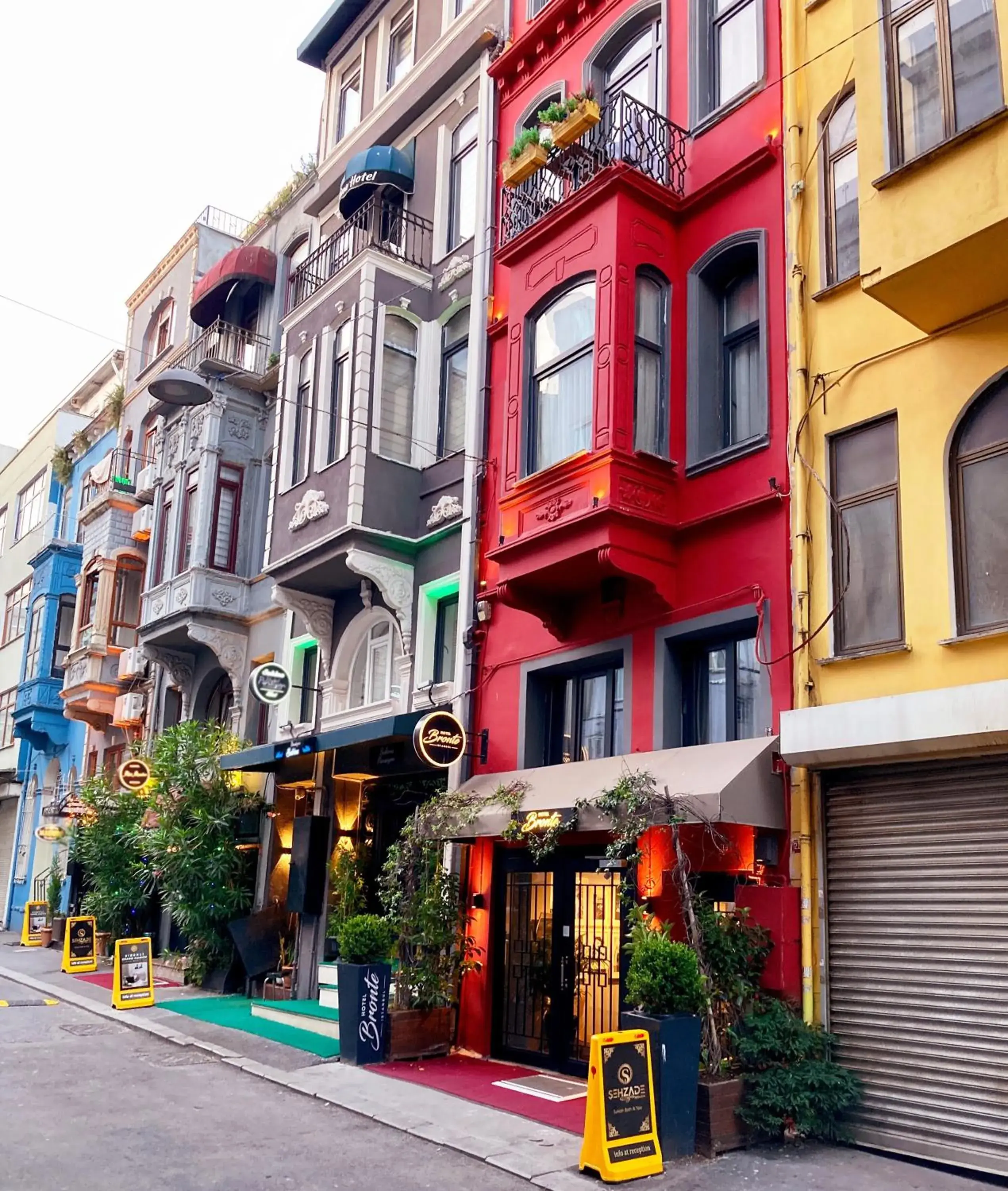 Property building in HOTEL BRONTE Property building in HOTEL BRONTE