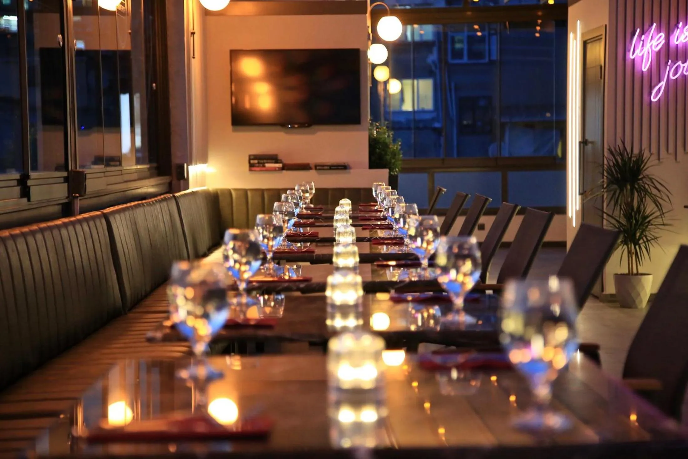 Restaurant/places to eat in HOTEL BRONTE