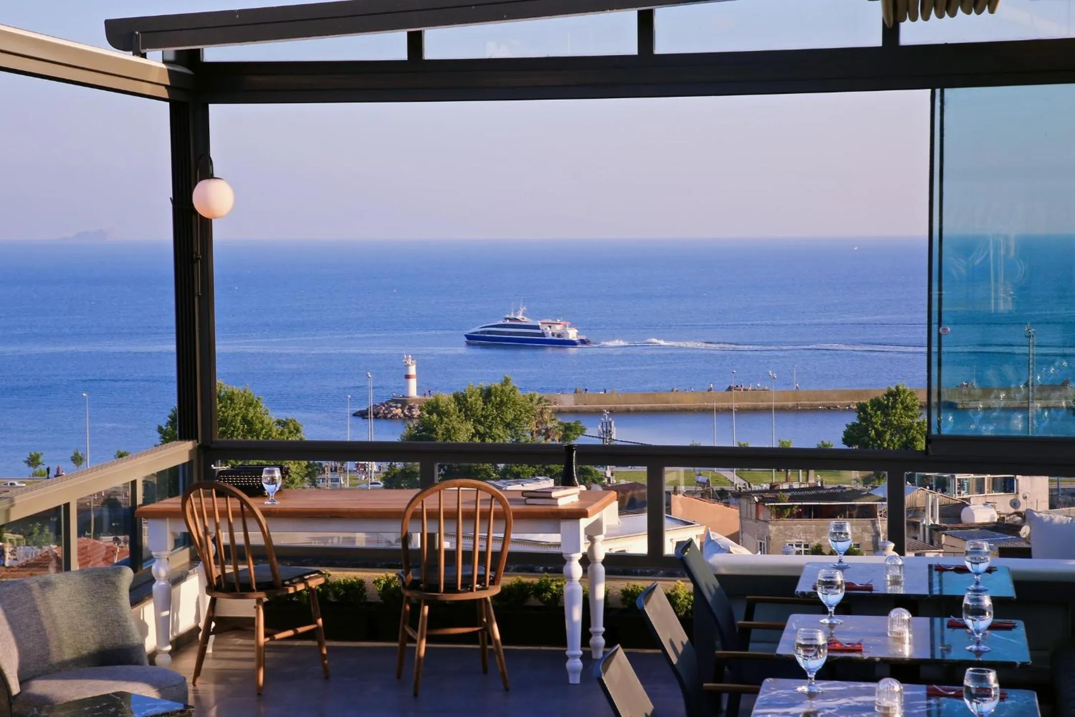 Restaurant/places to eat in HOTEL BRONTE