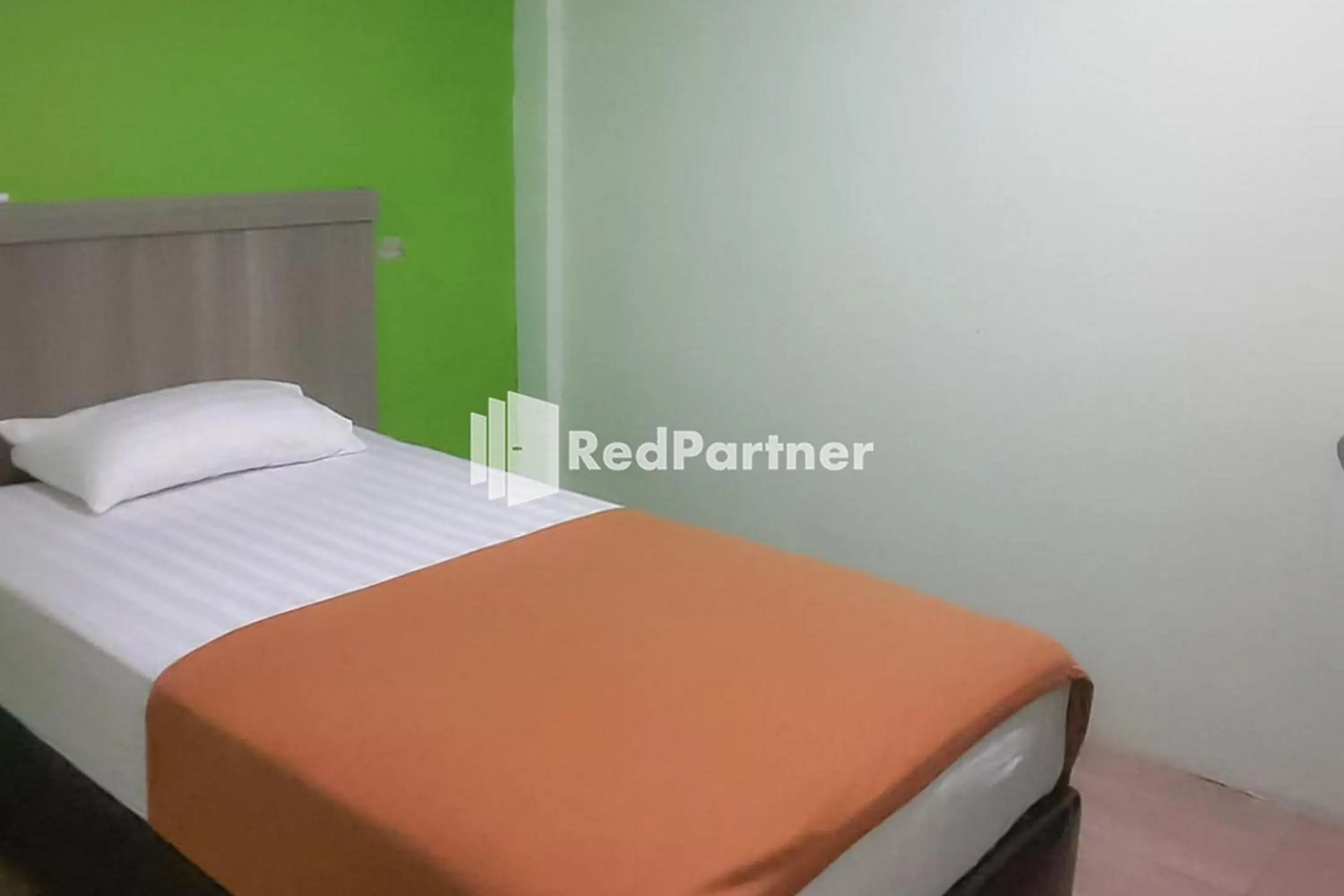 Bed in Guest House Anak Raja Pangkalan Bun Syariah Mitra RedDoorz Bed in Guest House Anak Raja Pangkalan Bun Syariah Mitra RedDoorz