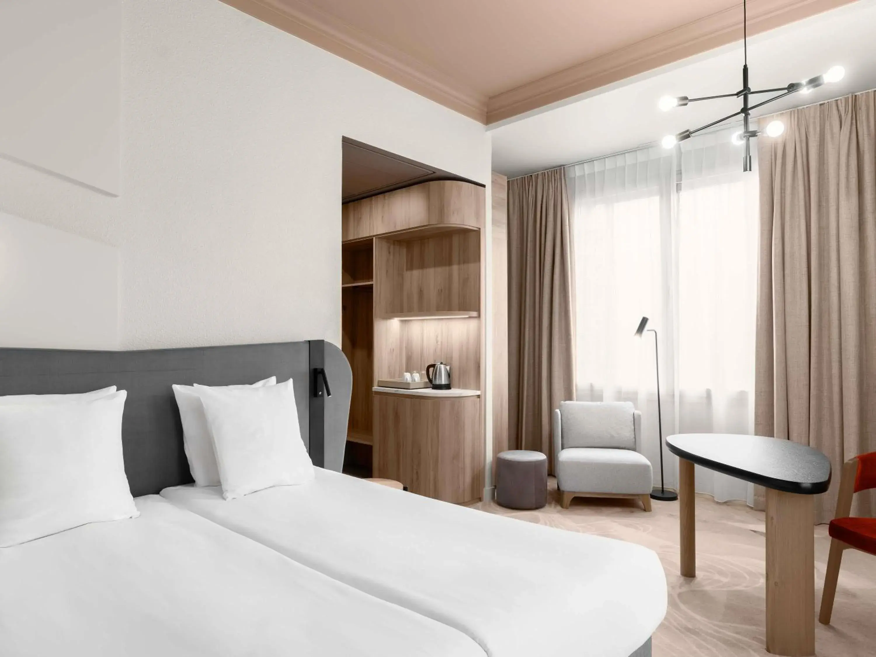 Bedroom, Bed in Mövenpick Hotel Budapest Centre Bedroom, Bed in Mövenpick Hotel Budapest Centre