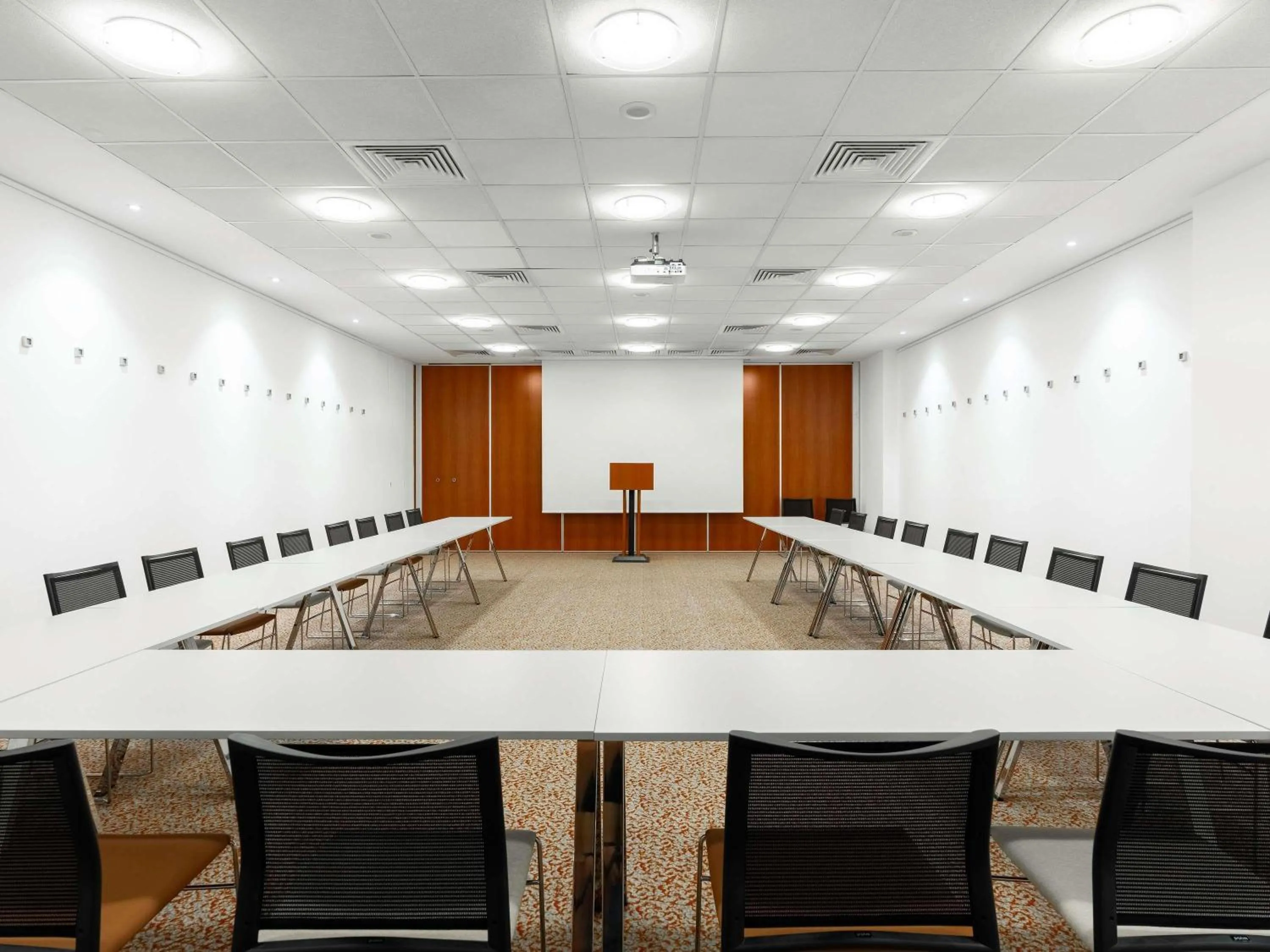 Meeting/conference room in Mövenpick Hotel Budapest Centre