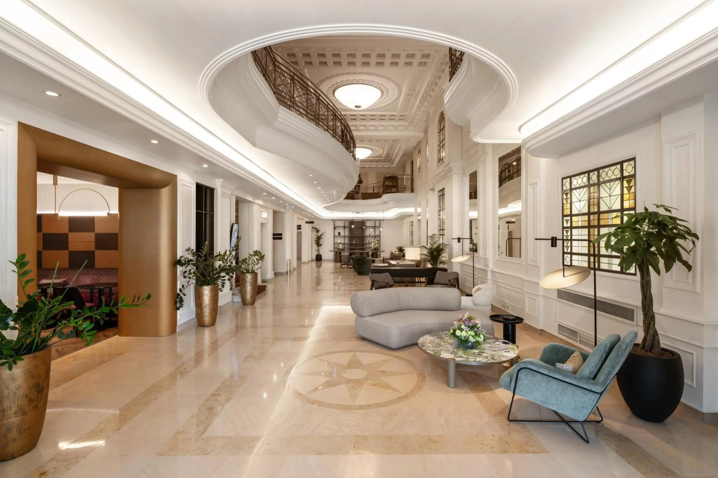 Lobby or reception in Mövenpick Hotel Budapest Centre