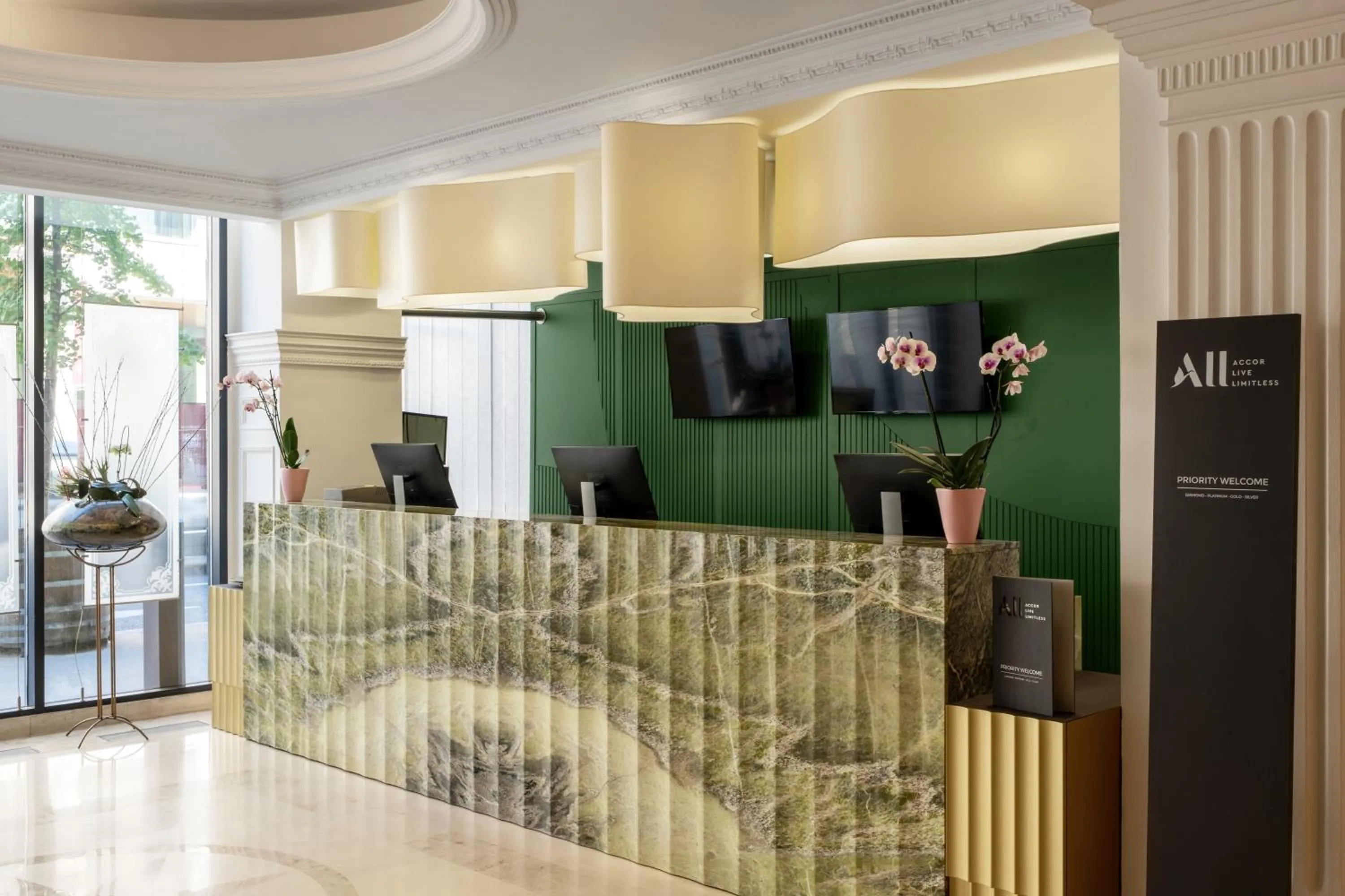 Lobby or reception in Mövenpick Hotel Budapest Centre