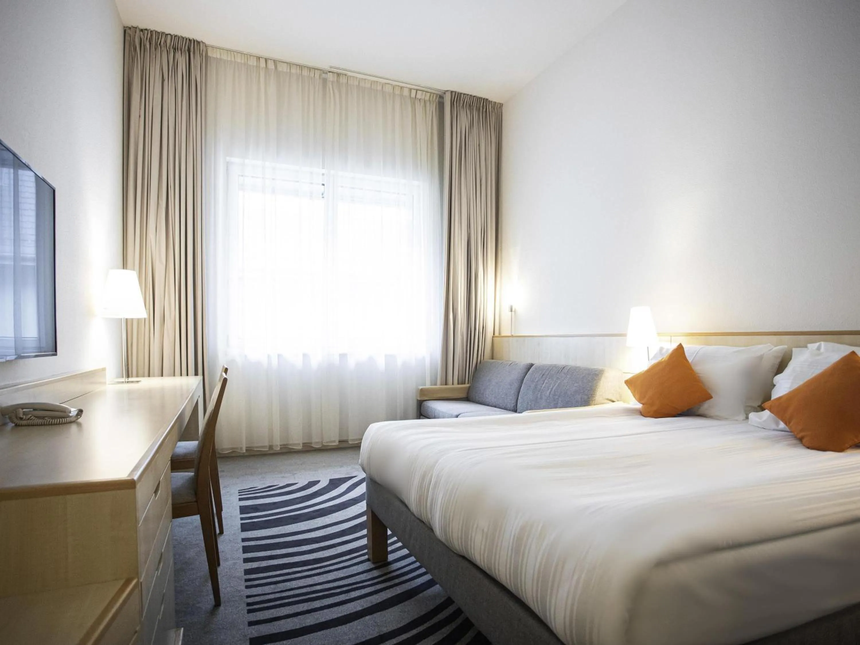 Bedroom, Bed in Mövenpick Hotel Budapest Centre