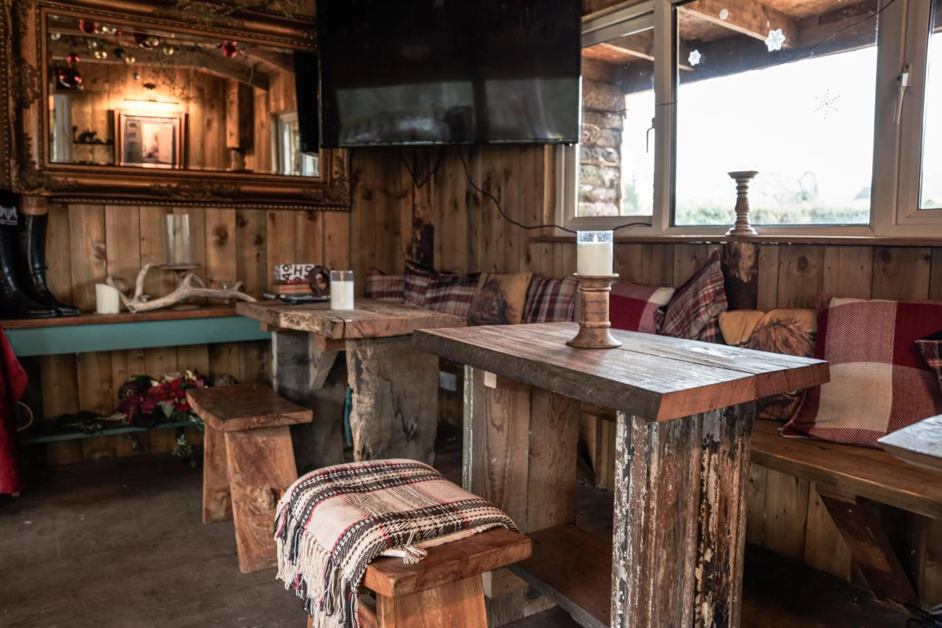 Lounge or bar in Greenvale Cabins