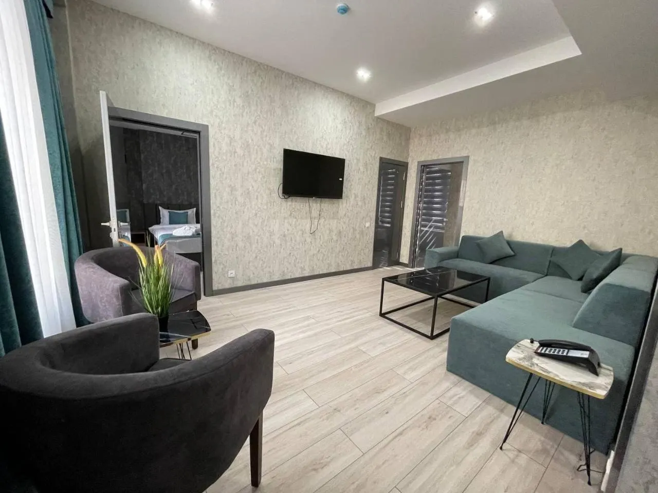 Communal lounge/ TV room in Alpha Plaza Hotel & SPA