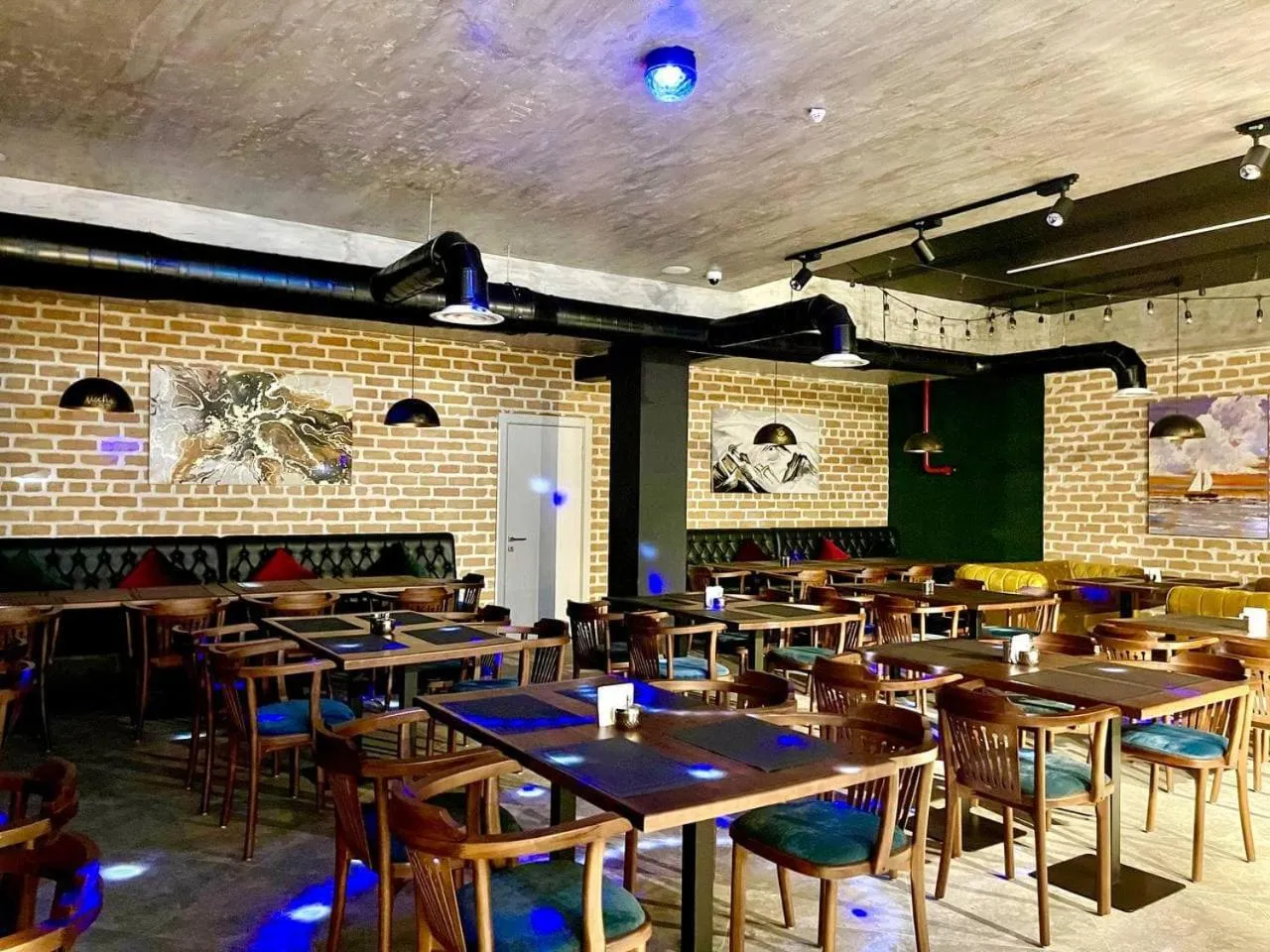 Restaurant/places to eat in Alpha Plaza Hotel & SPA