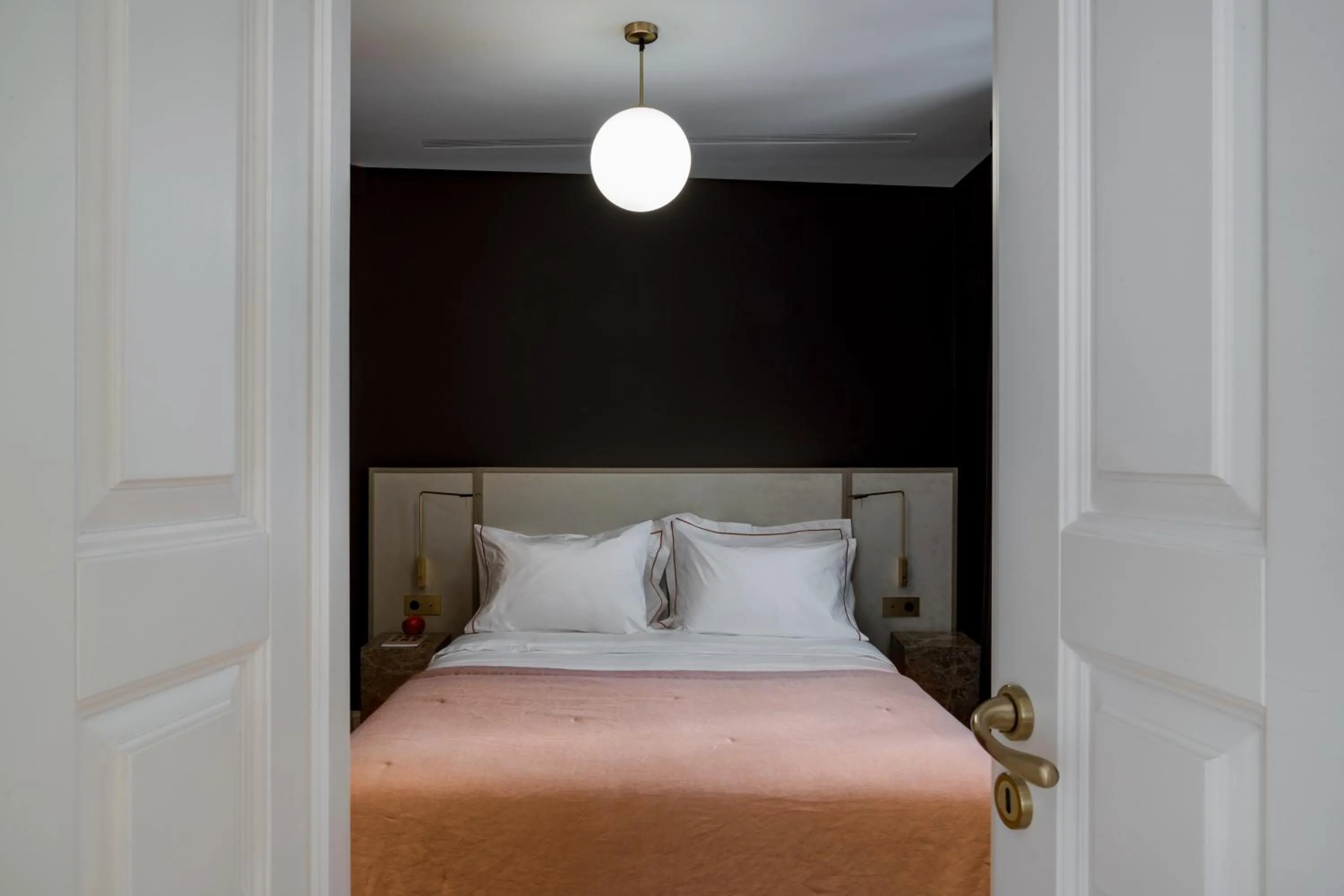 Bedroom, Bed in Kinglin Luxury Living