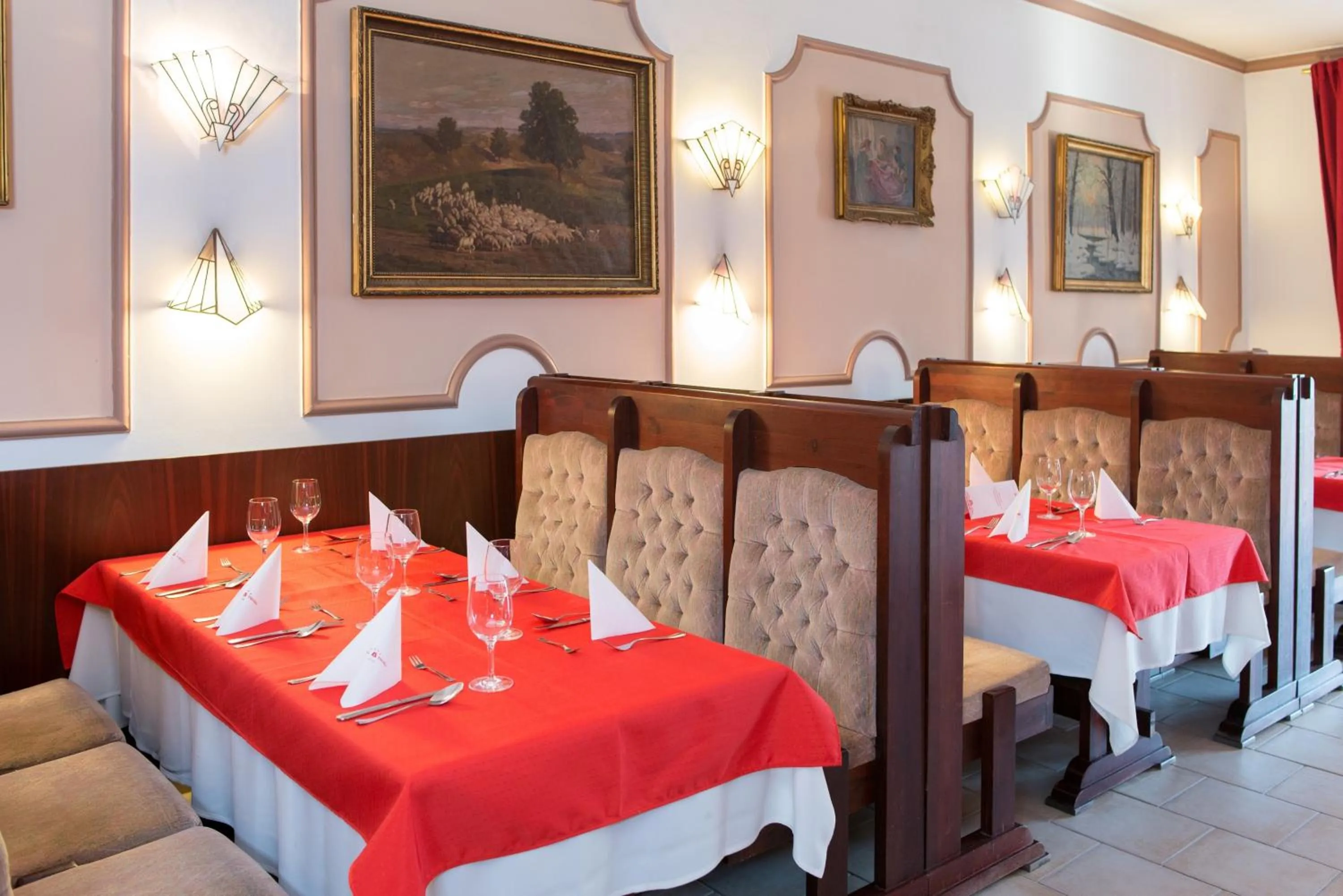 Restaurant/places to eat in Hotel Piroska
