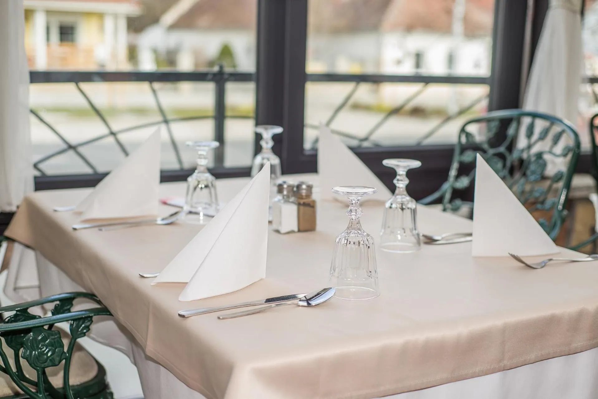 Restaurant/places to eat in Hotel Piroska