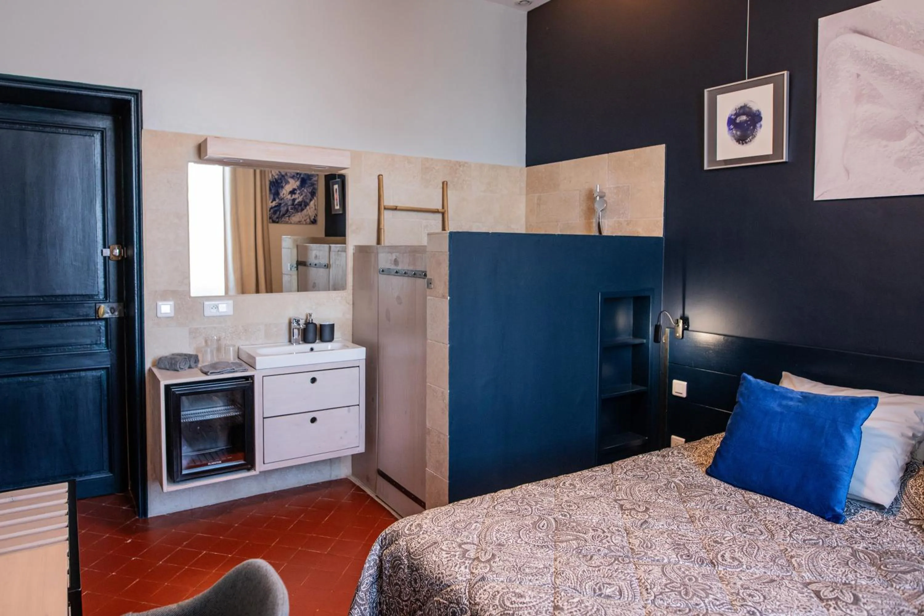 Shower, Bed in La maison Gerval