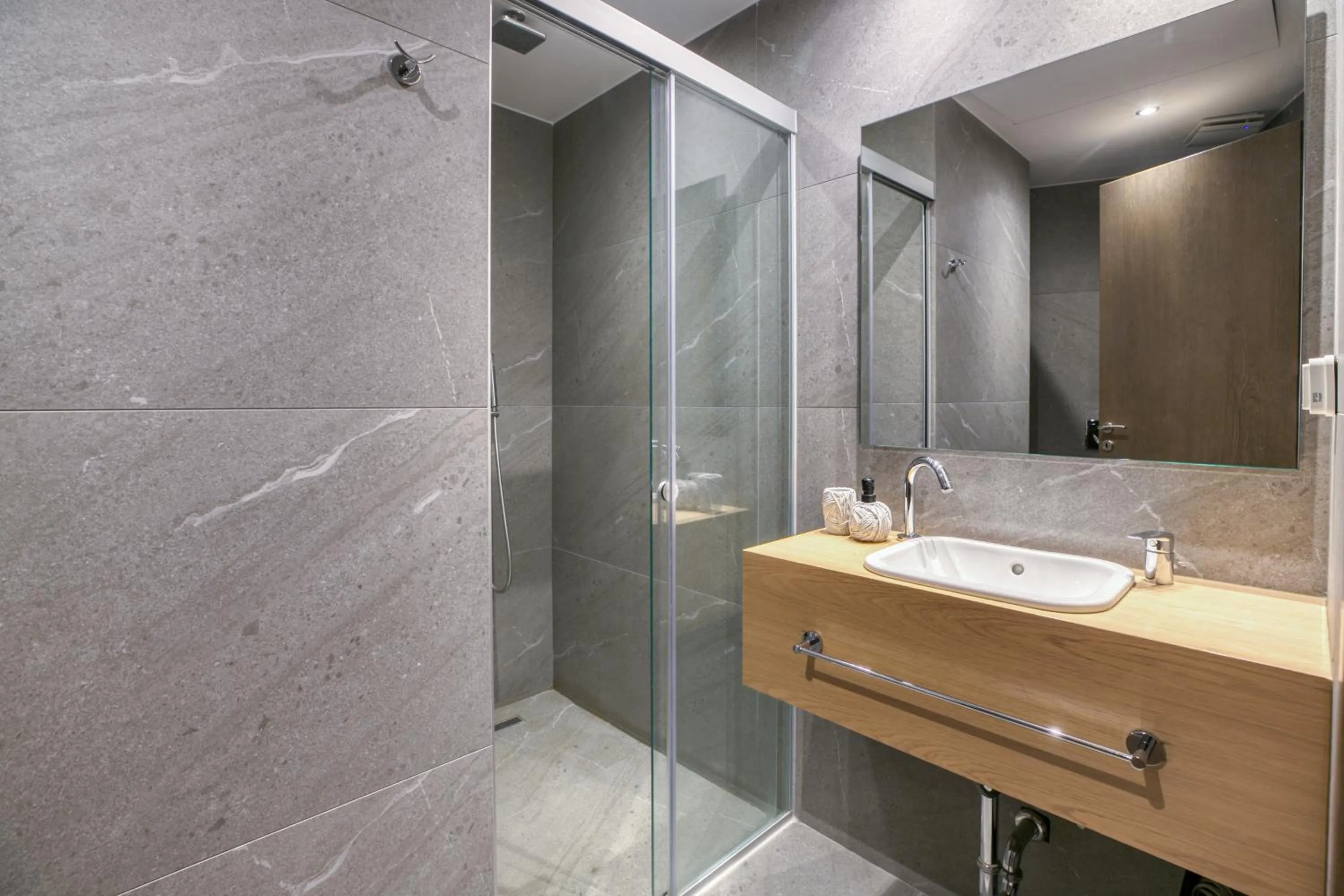 Shower in Elia Kolonaki Luxury Apartments