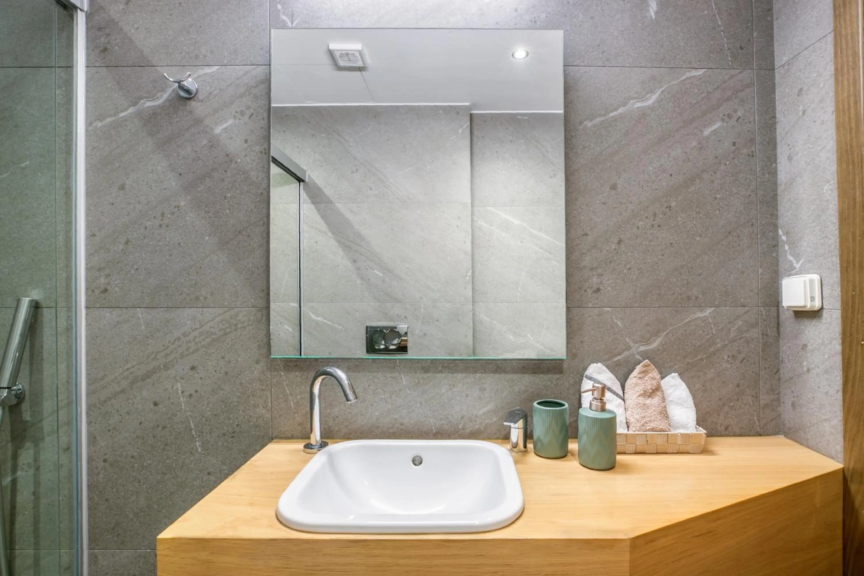 Shower in Elia Kolonaki Luxury Apartments