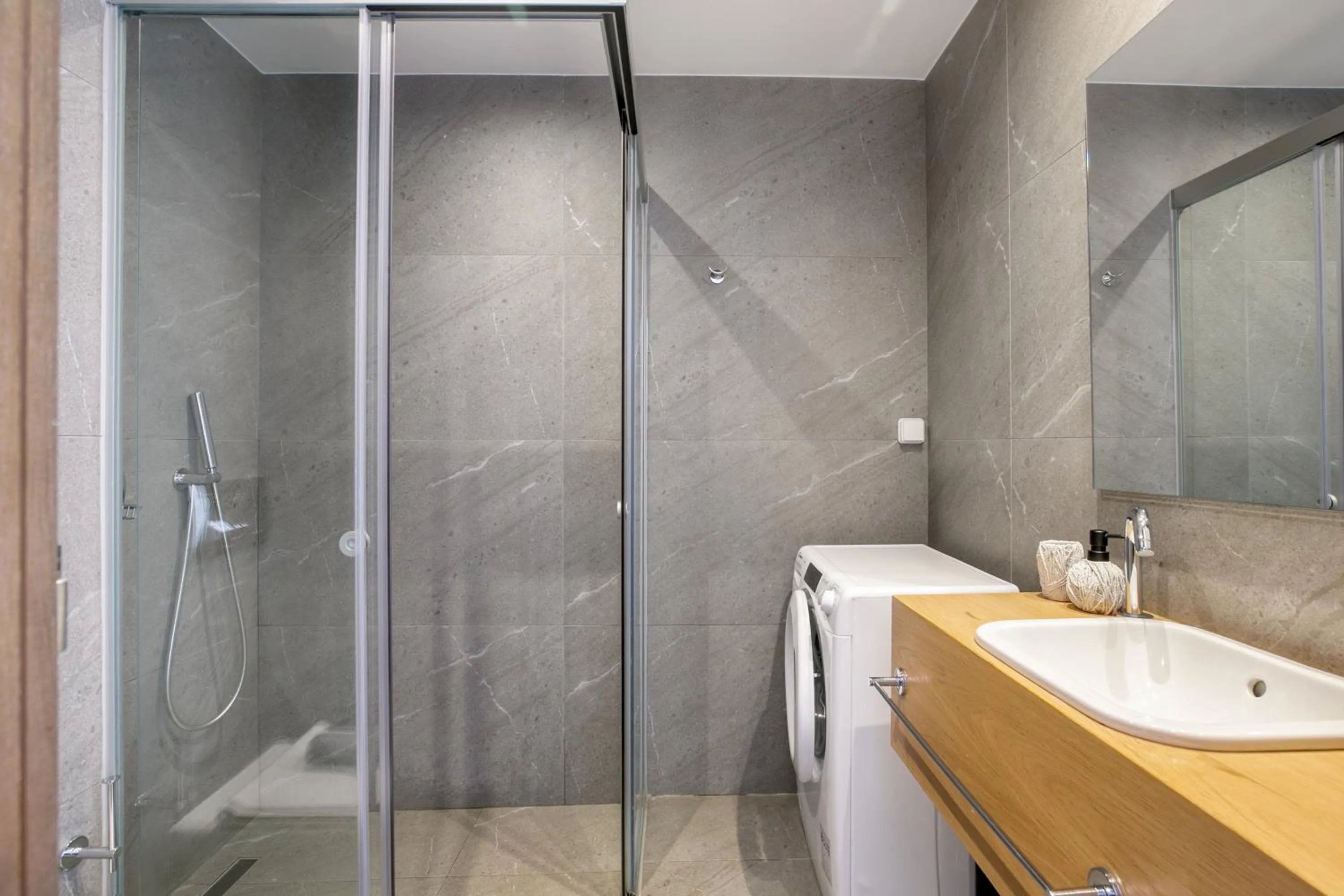 Shower in Elia Kolonaki Luxury Apartments