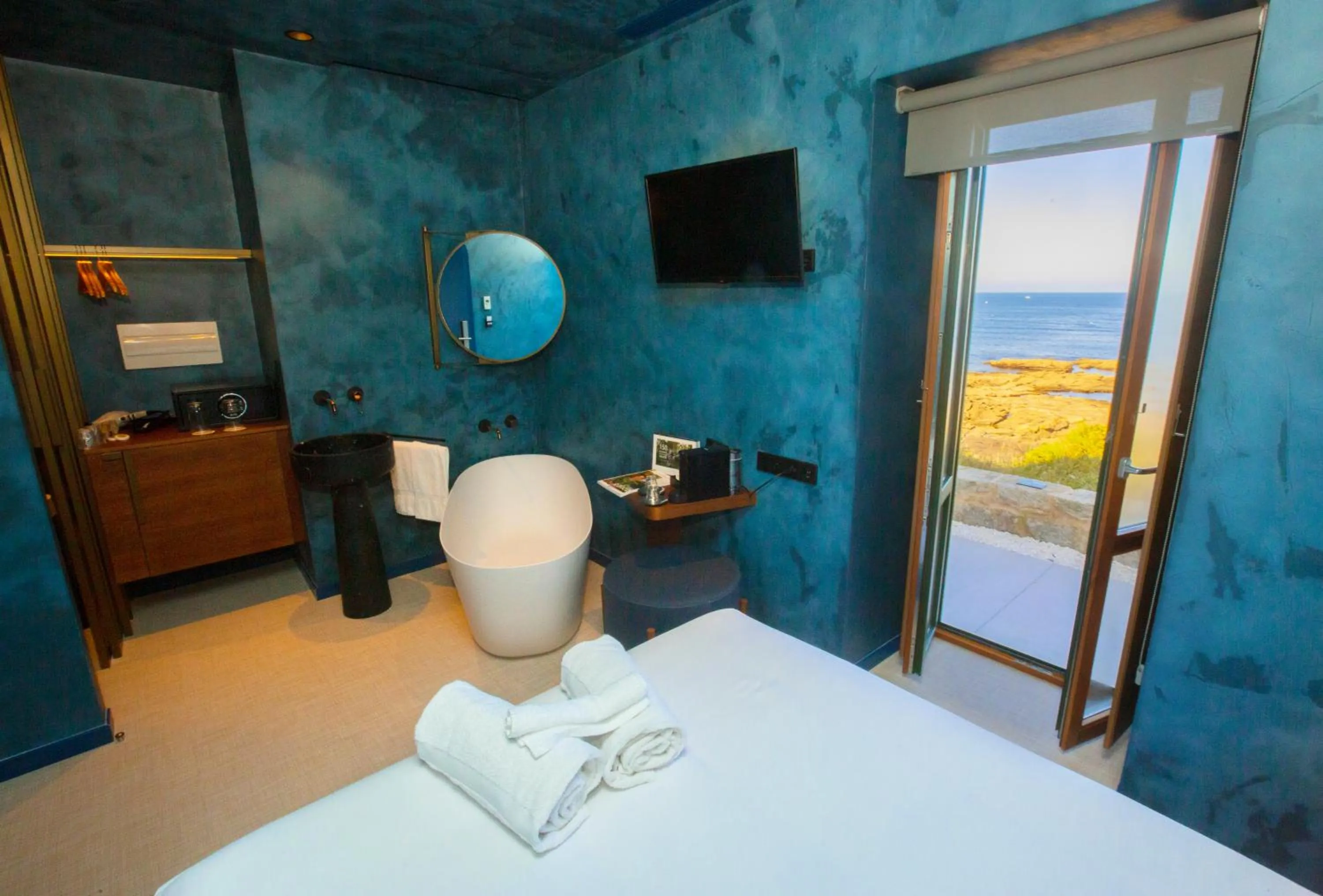 Bathroom, Bed in Hotel Faro Lariño