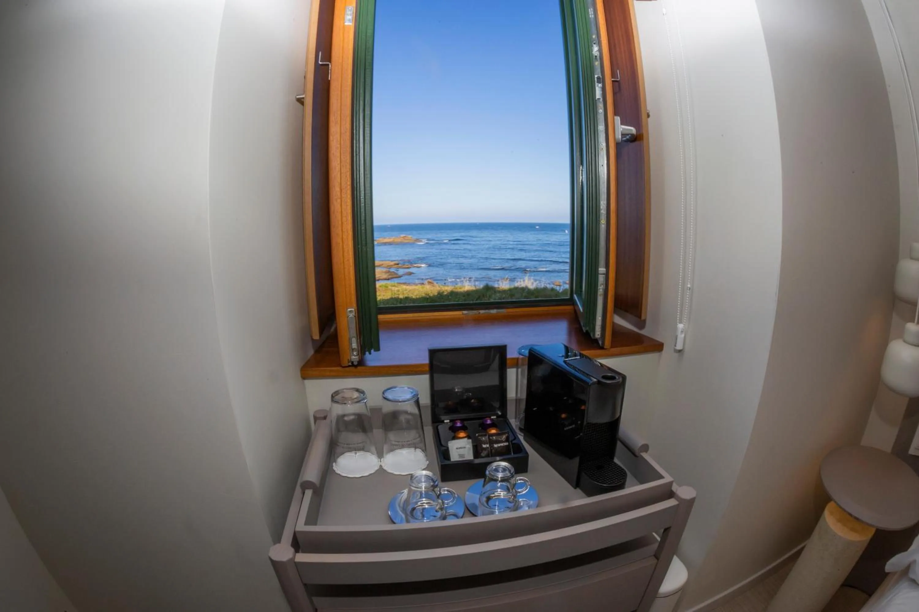 Coffee/tea facilities in Hotel Faro Lariño