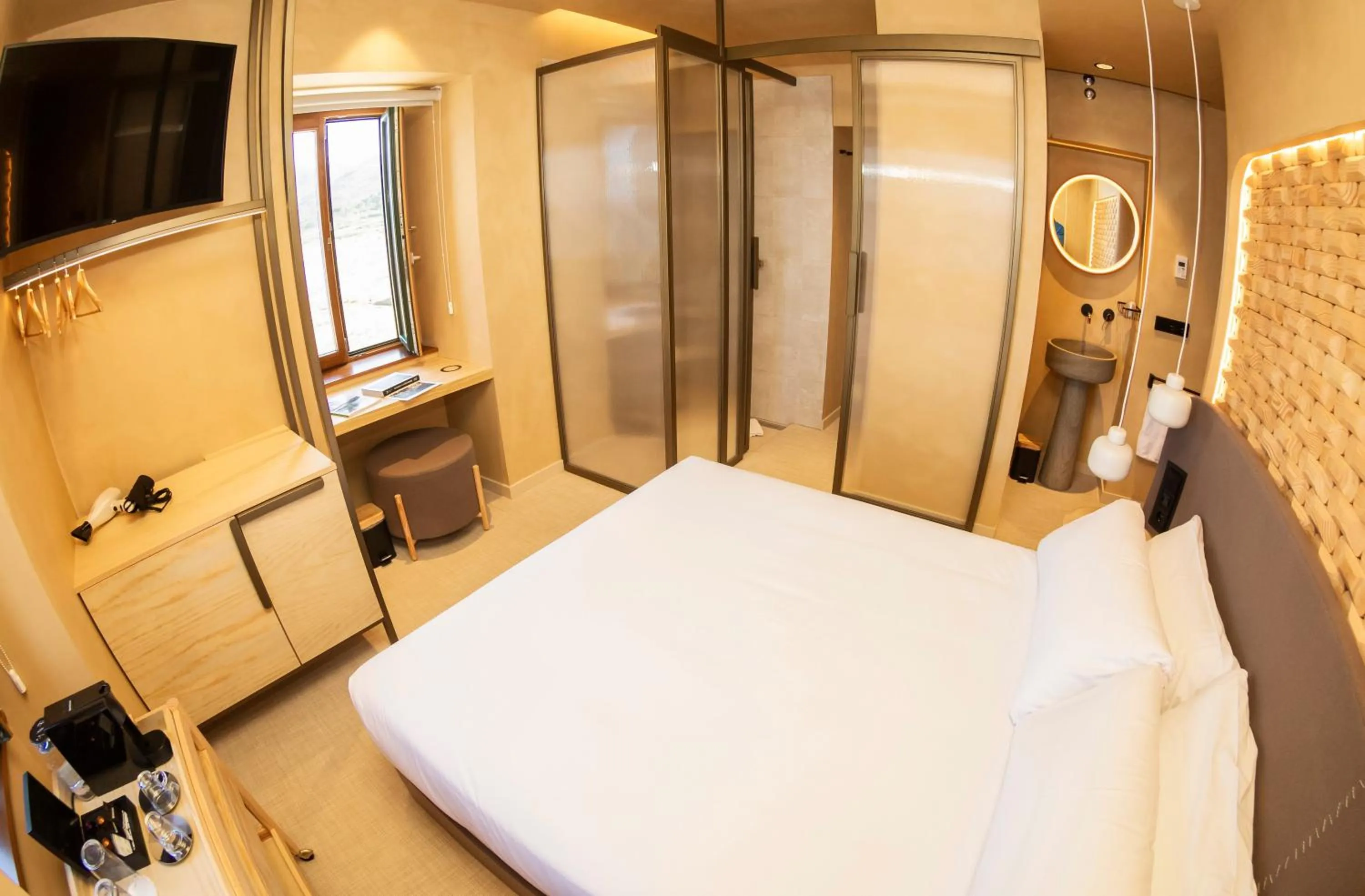 Photo of the whole room, Bed in Hotel Faro Lariño