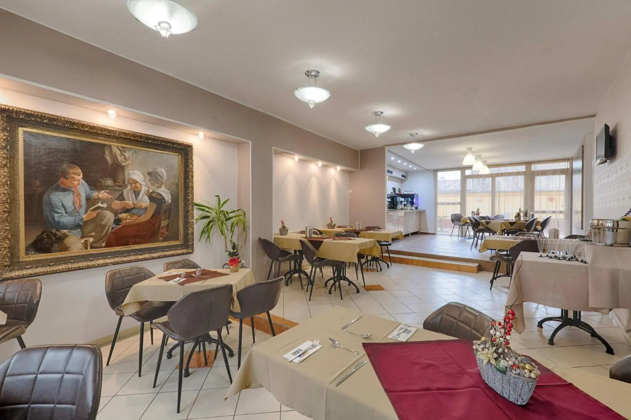Restaurant/places to eat in Triple M Hotel Restaurant/places to eat in Triple M Hotel
