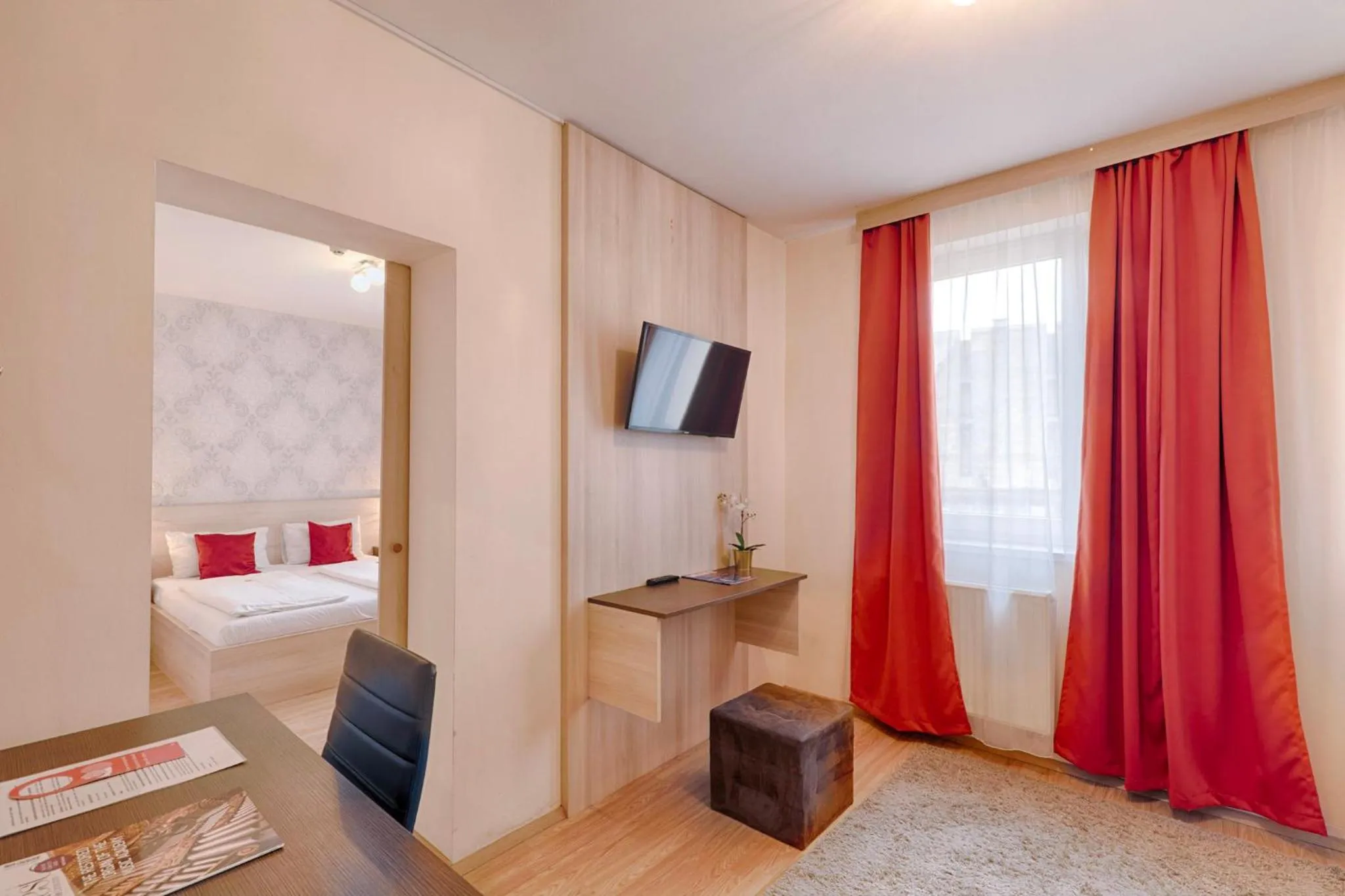 Living room, Bed in Triple M Hotel