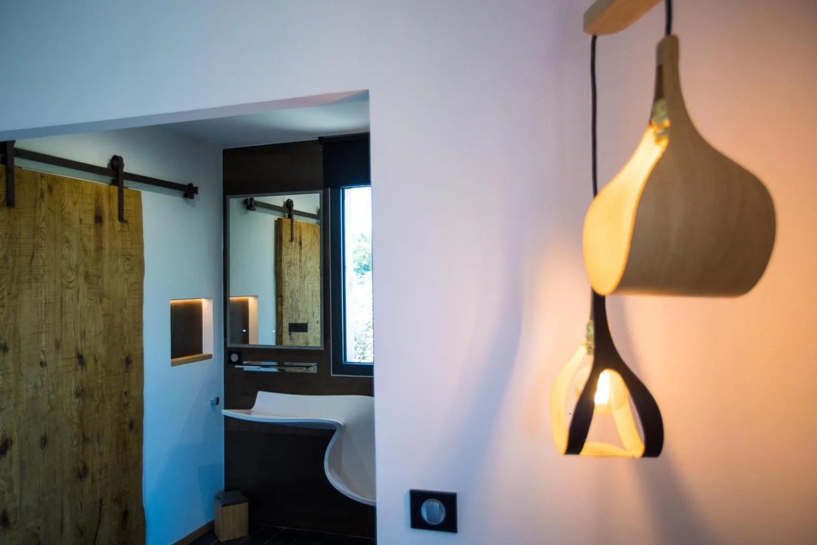 Bathroom, Bed in "La Cabane" de l'hôtel Le Tourisme