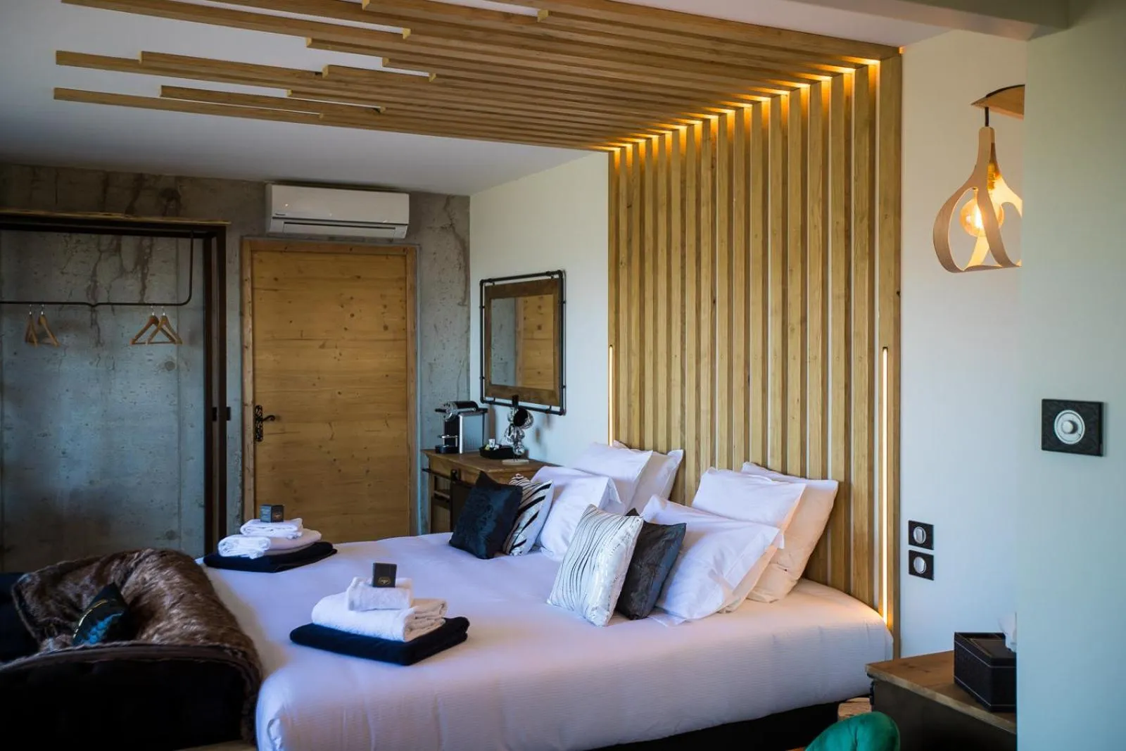 Photo of the whole room, Bed in "La Cabane" de l'hôtel Le Tourisme