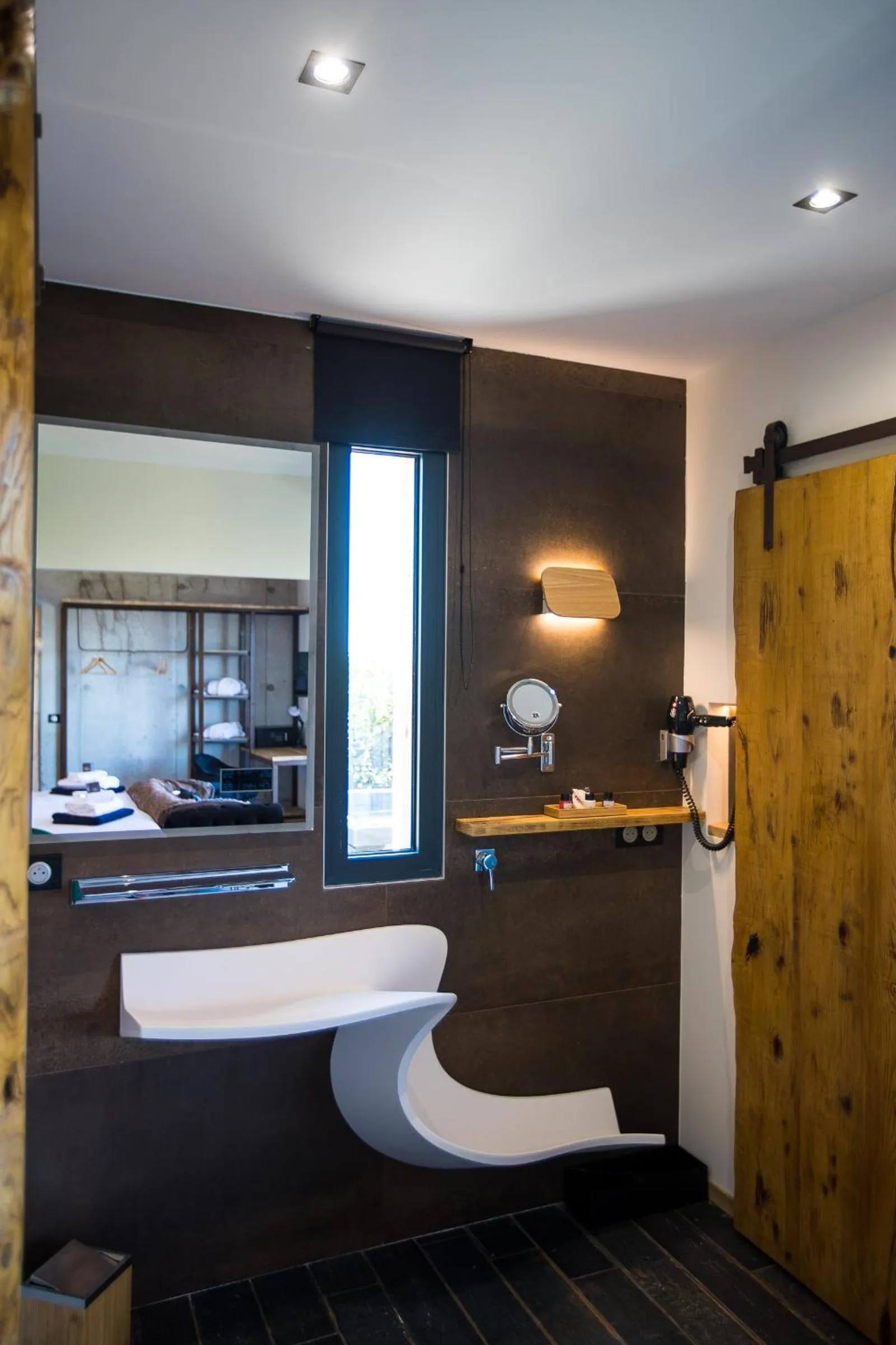 Bathroom, Bed in "La Cabane" de l'hôtel Le Tourisme