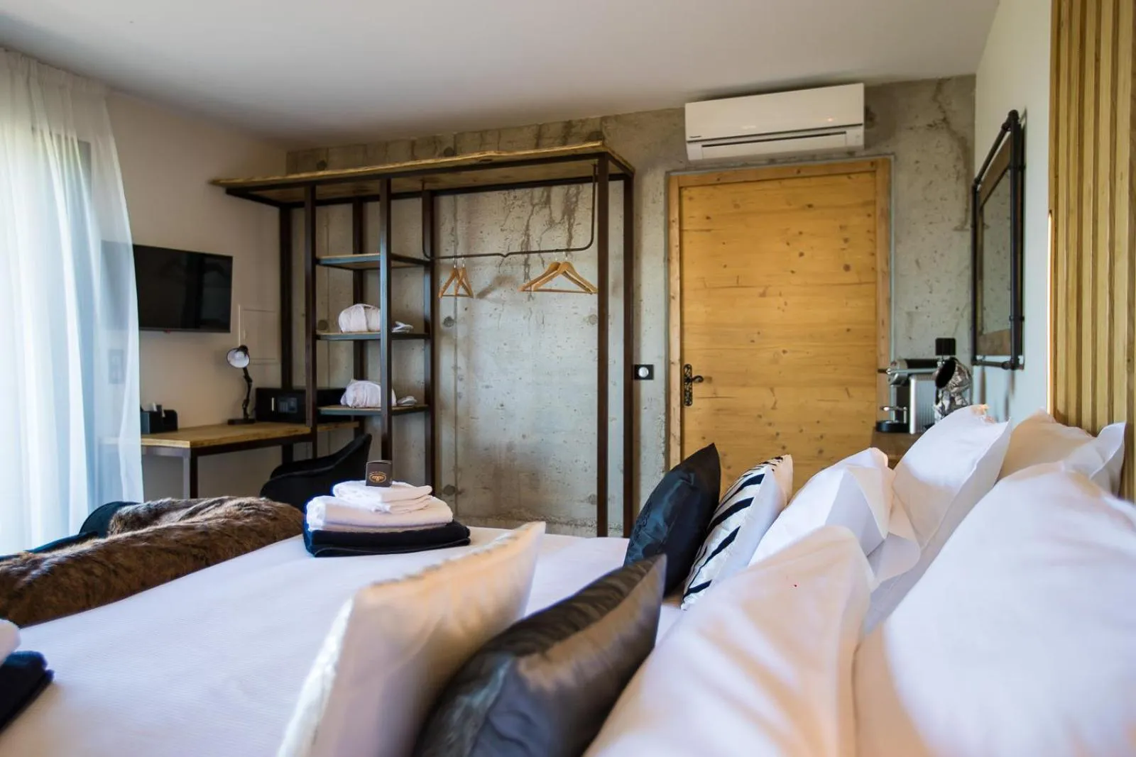 Photo of the whole room, Bed in "La Cabane" de l'hôtel Le Tourisme