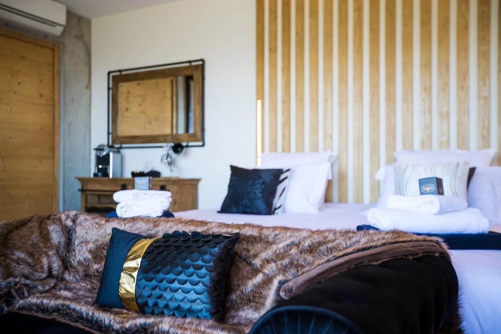 Decorative detail, Bed in "La Cabane" de l'hôtel Le Tourisme