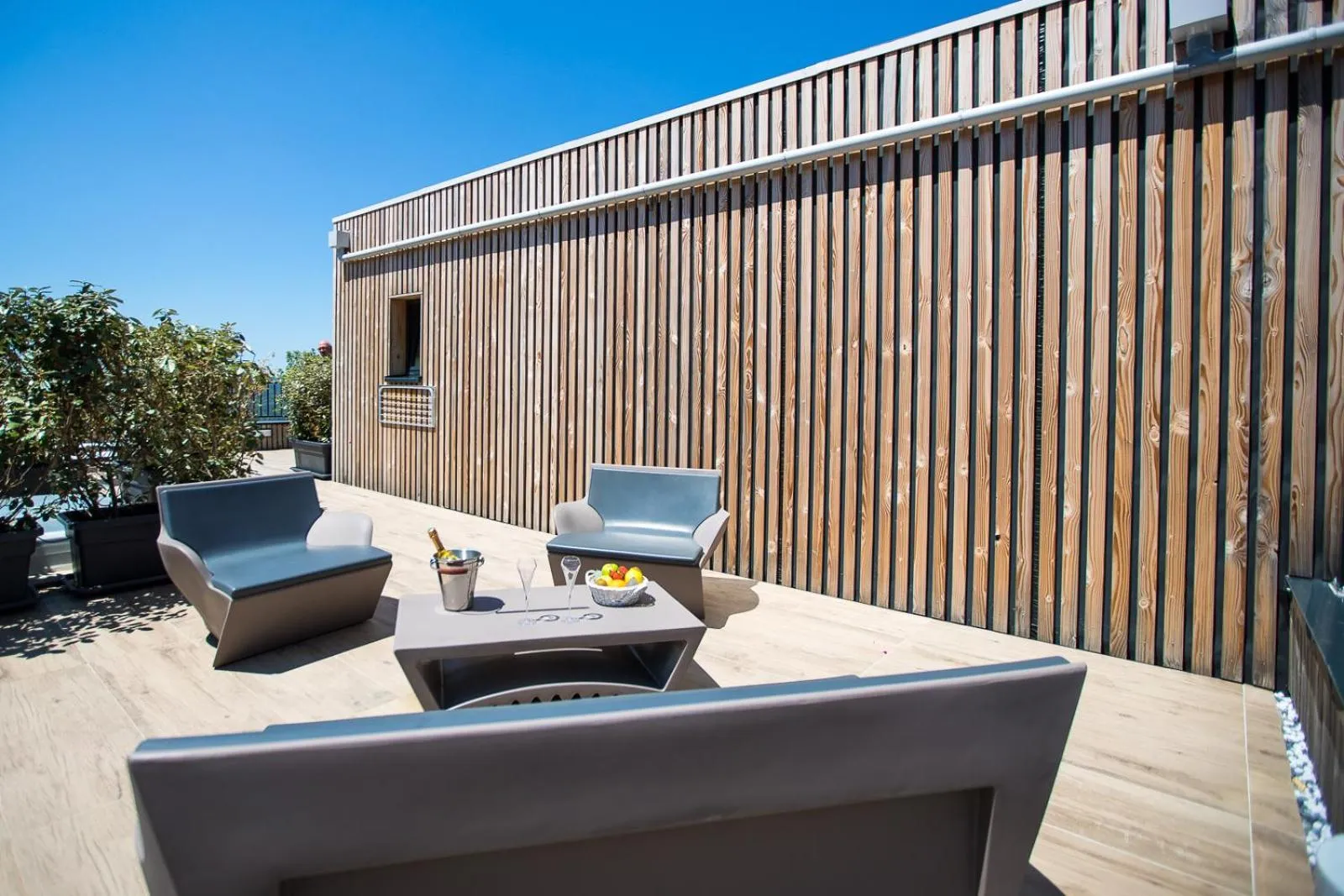 Patio in "La Cabane" de l'hôtel Le Tourisme