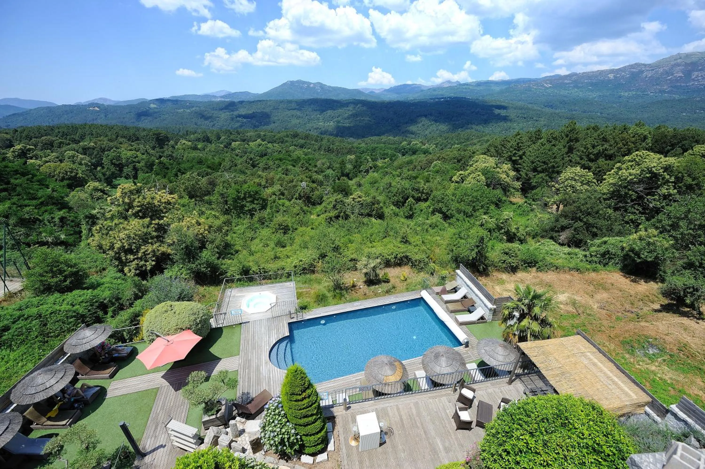 Swimming pool in "La Cabane" de l'hôtel Le Tourisme
