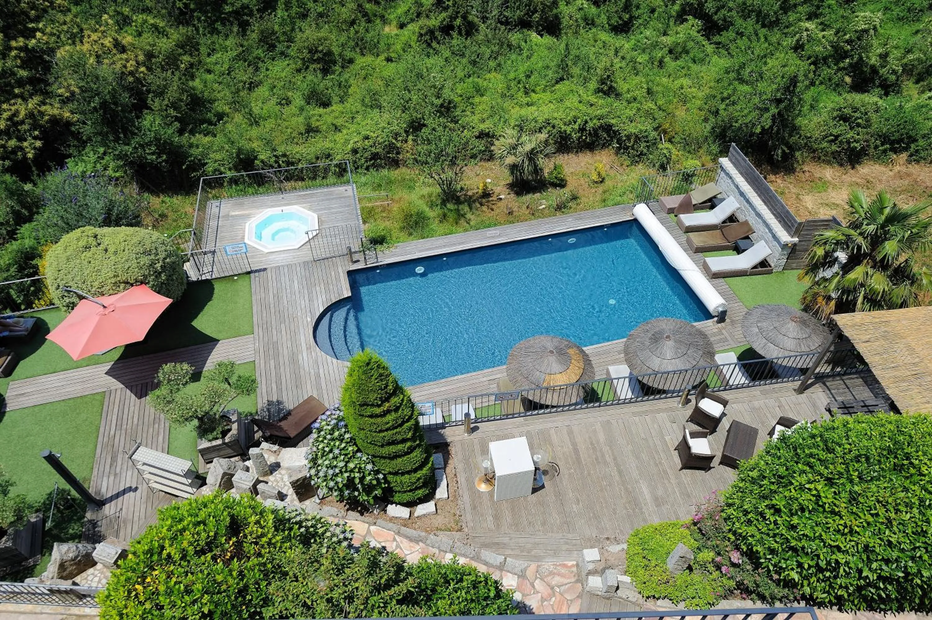 Swimming pool in "La Cabane" de l'hôtel Le Tourisme