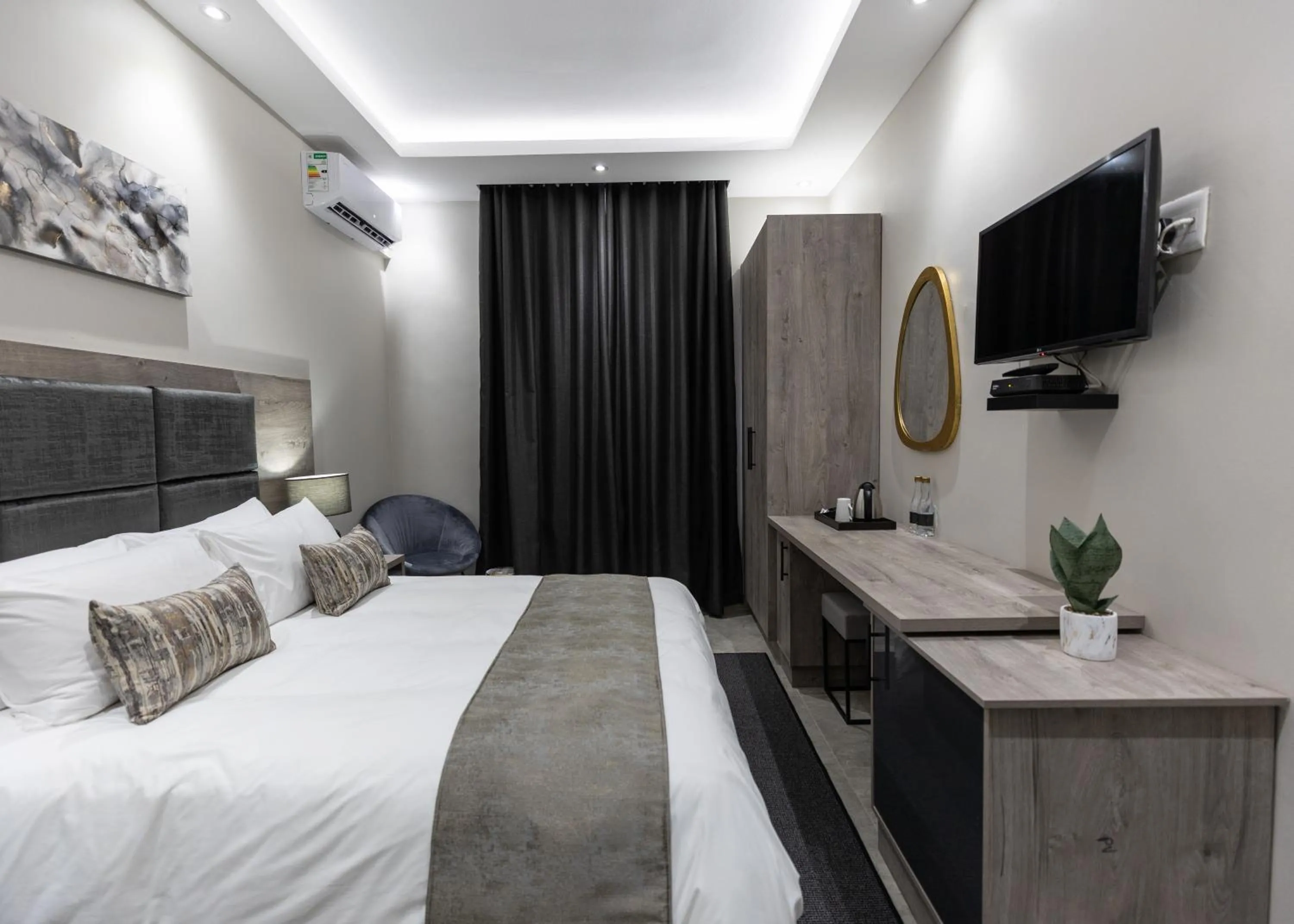 Bedroom, Bed in Luxe Suites Boutique Hotel